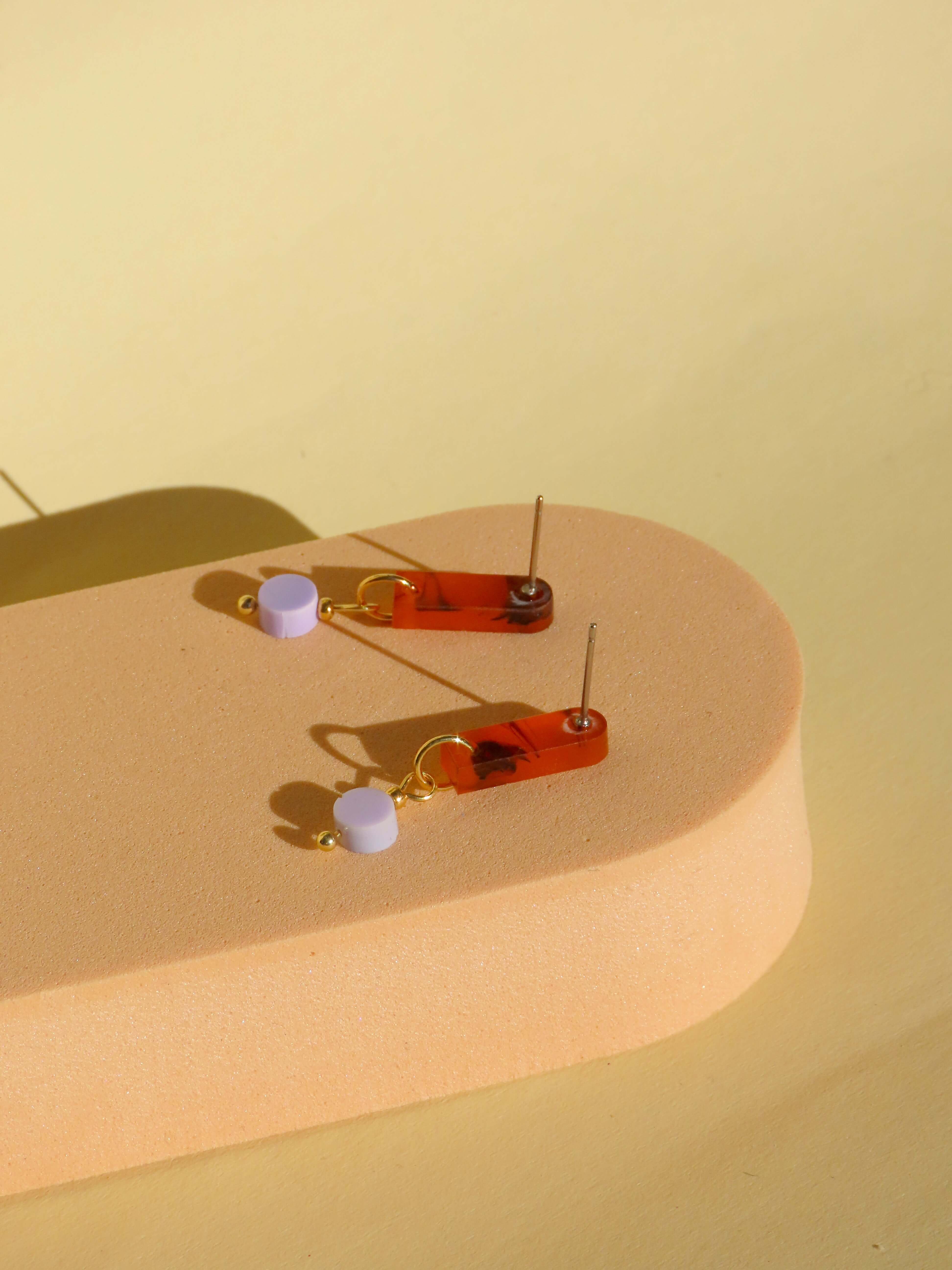 Ohrstecker mit marmoriertem Acryl in Rauchrot, fliederfarbenem Kreis und goldfarbenem Detail