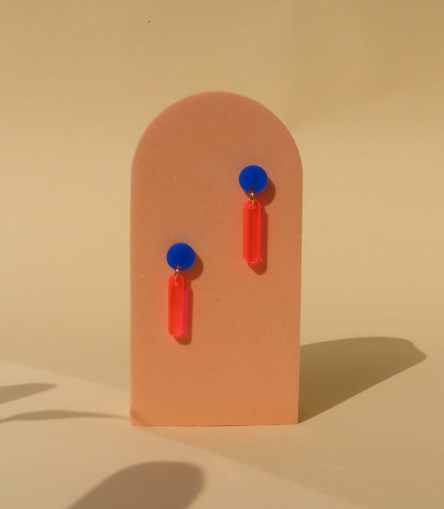Acryl-Ohrringe mit kräftigem blauen Stecker und leuchtend pinkem, rechteckigem Anhänger in Neonoptik