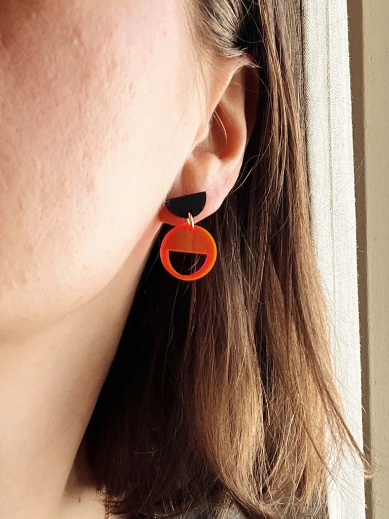 Geometrische Acryl Ohrstecker in Schwarz und Neon-Orange Transparent mit Edelstahlsteckern
