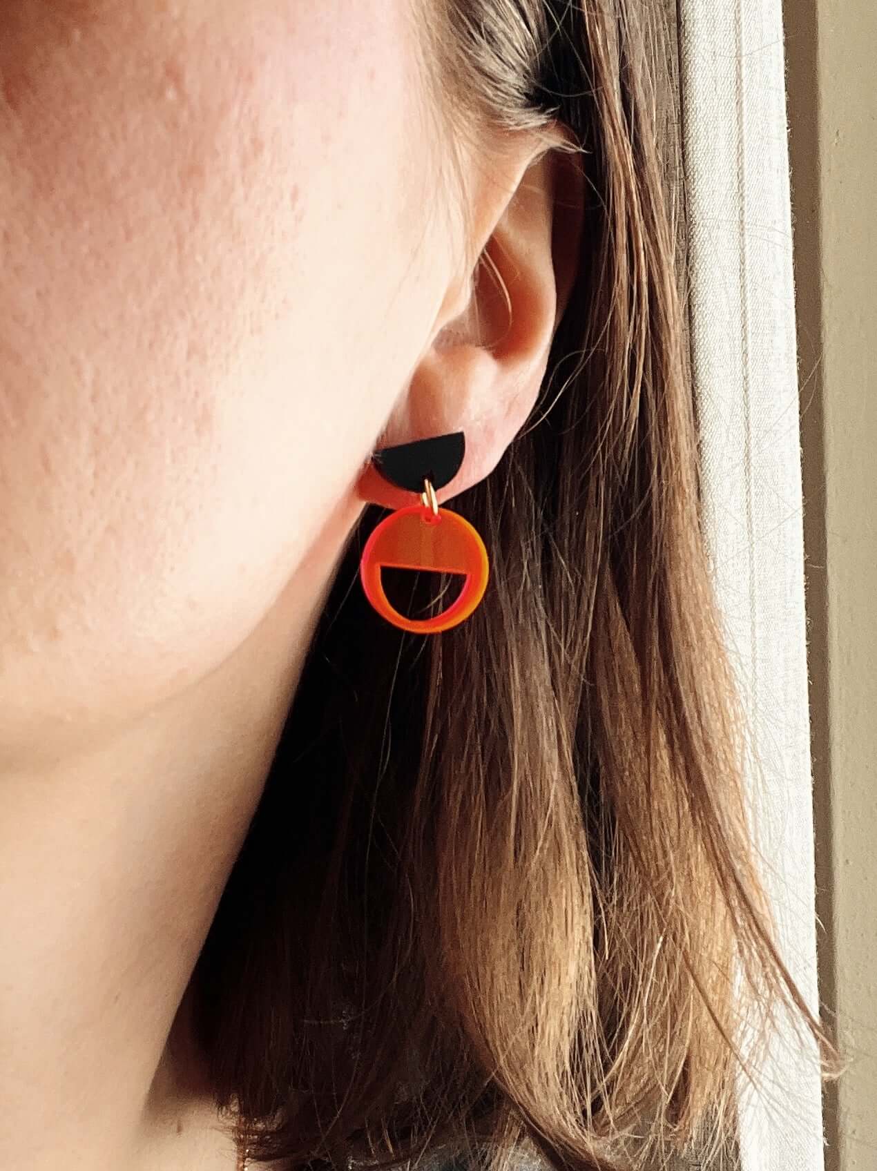 Geometrische Acryl Ohrstecker in Schwarz und Neon-Pink Transparent mit Edelstahlsteckern