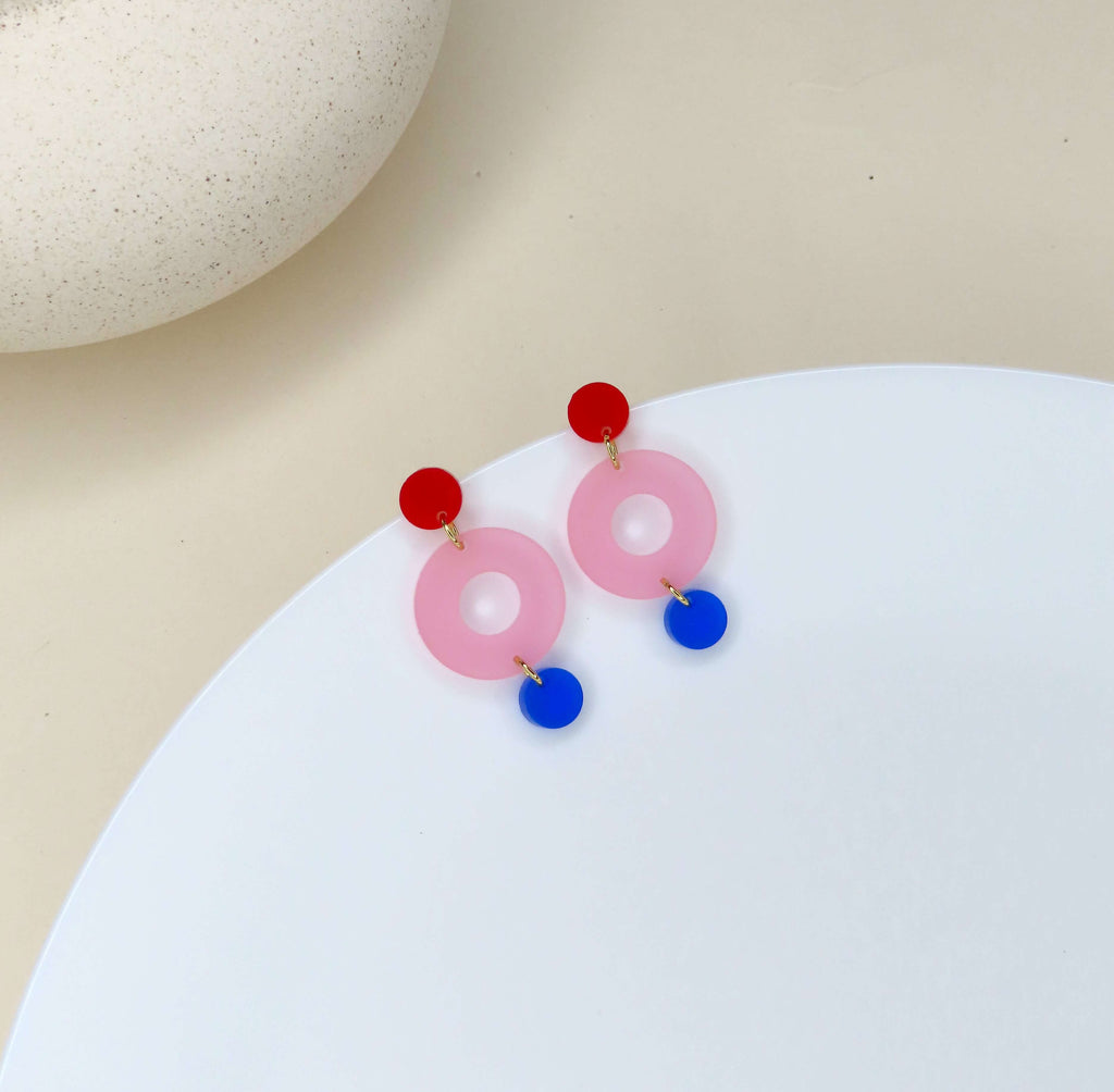 Acryl-Ohrringe mit rotem Kreisstecker, offenem rosa Ring und blauem runden Anhänger, moderne Kreisform