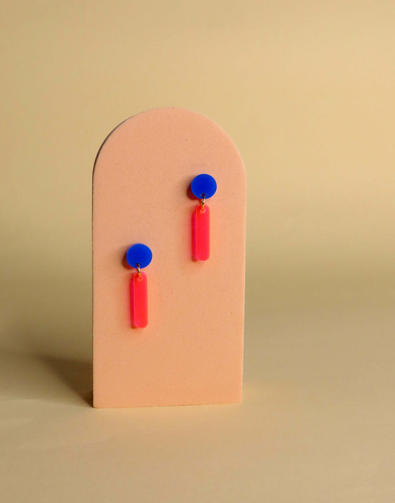 Statement-Ohrringe in Blau und Neonpink aus Acryl mit Edelstahlstecker, ca. 3 cm lang