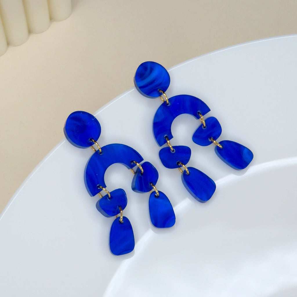 Elegante Acryl Ohrringe in kräftigem Blau, bestehend aus mehreren beweglichen Elementen mit organischer Form