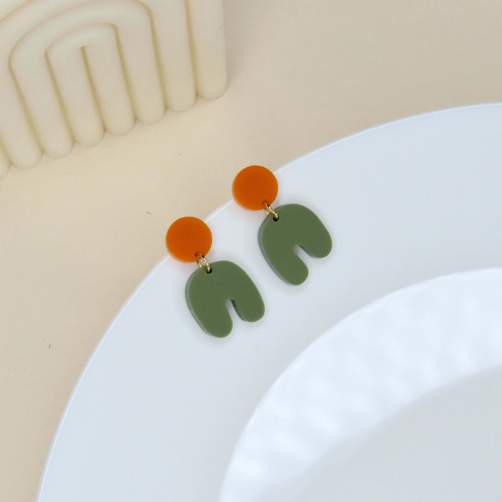 Acryl Ohrringe mit rundem Stecker in kräftigem Orange und bogenförmigem Anhänger in Olivgrün