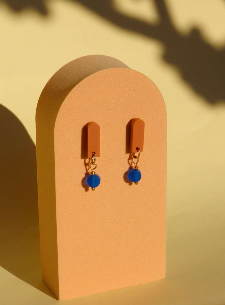 Minimalistische Ohrringe mit mattem Terracotta Stecker und blauem Acryl Anhänger
