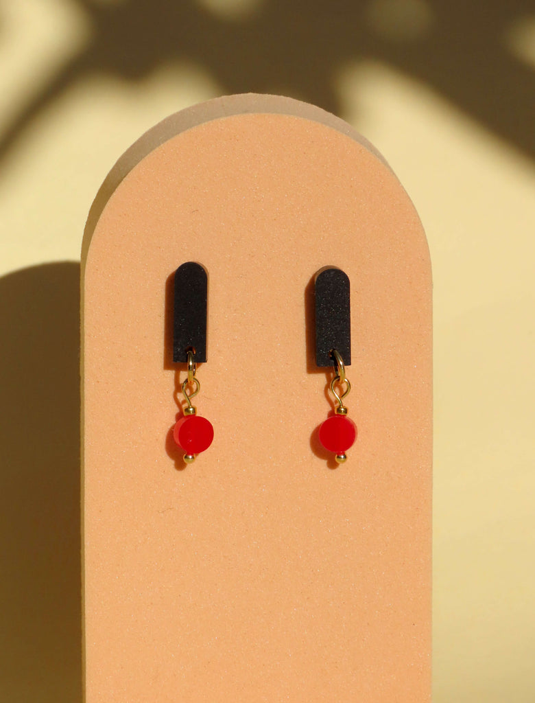 Minimalistische Ohrringe in Schwarz Rot aus Acryl mit kleiner Scheibe und Edelstahlstift