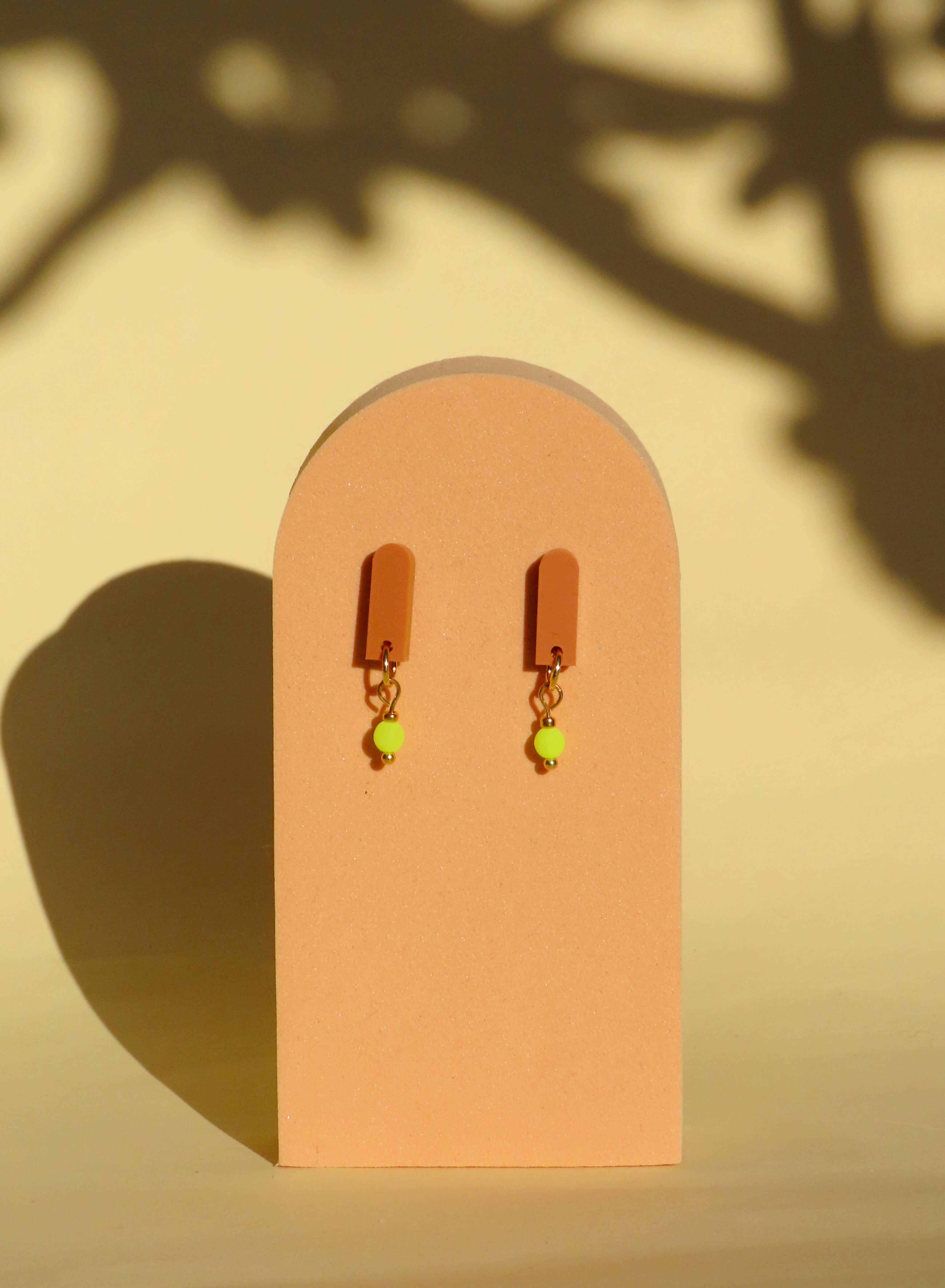 Handgemachte Terracotta Neon Gelb Paula Ohrringe aus Acryl und Edelstahl, 2,8x0,5cm, stylish und trendig.