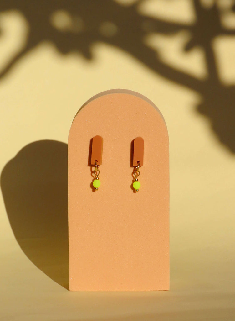 Handgemachte Terracotta Neon Gelb Paula Ohrringe aus Acryl und Edelstahl, 2,8x0,5cm, stylish und trendig.