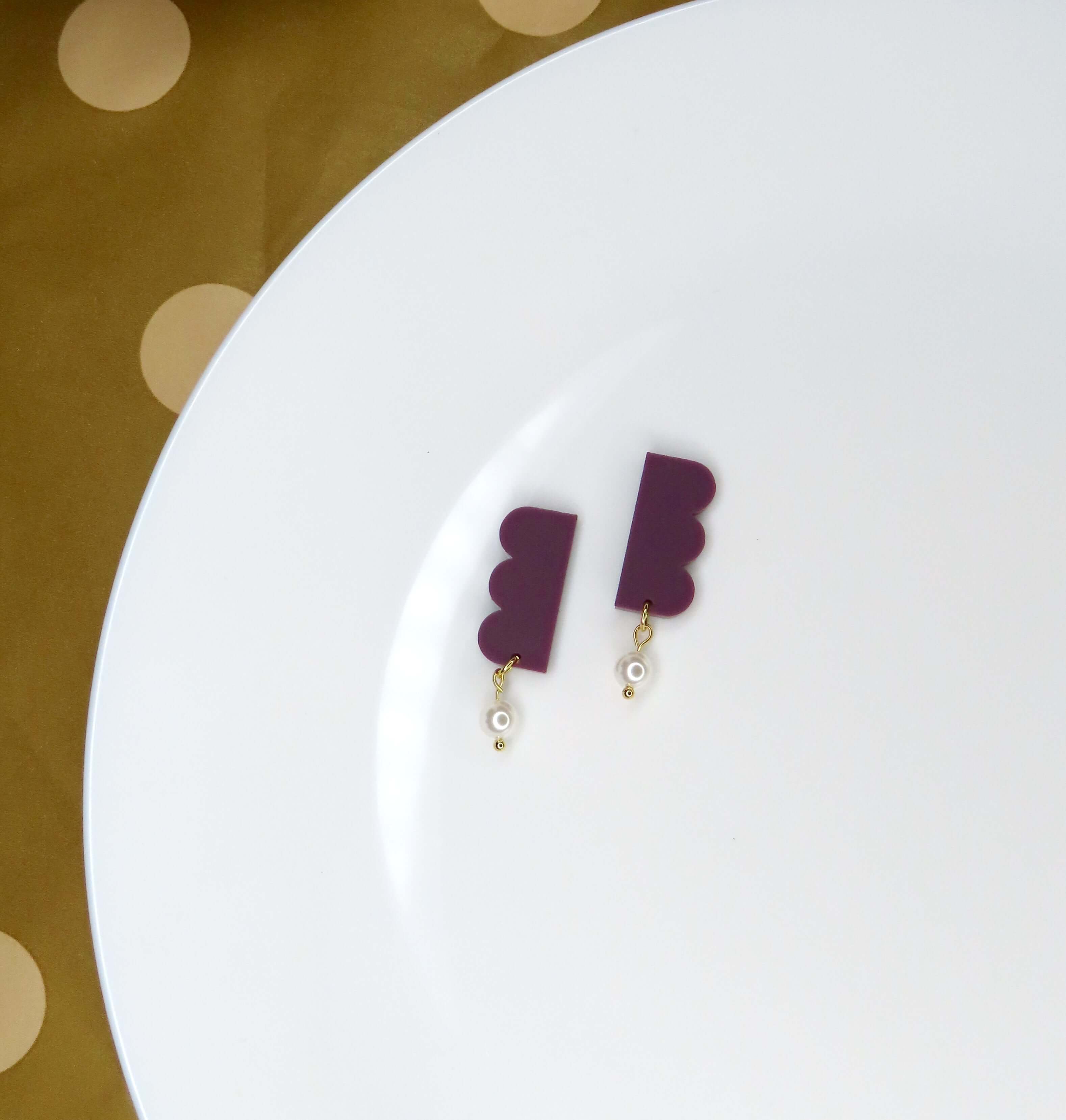 Plum Belle Acryl Ohrringe in tiefem Violett mit Wellenkante und weißer Perle