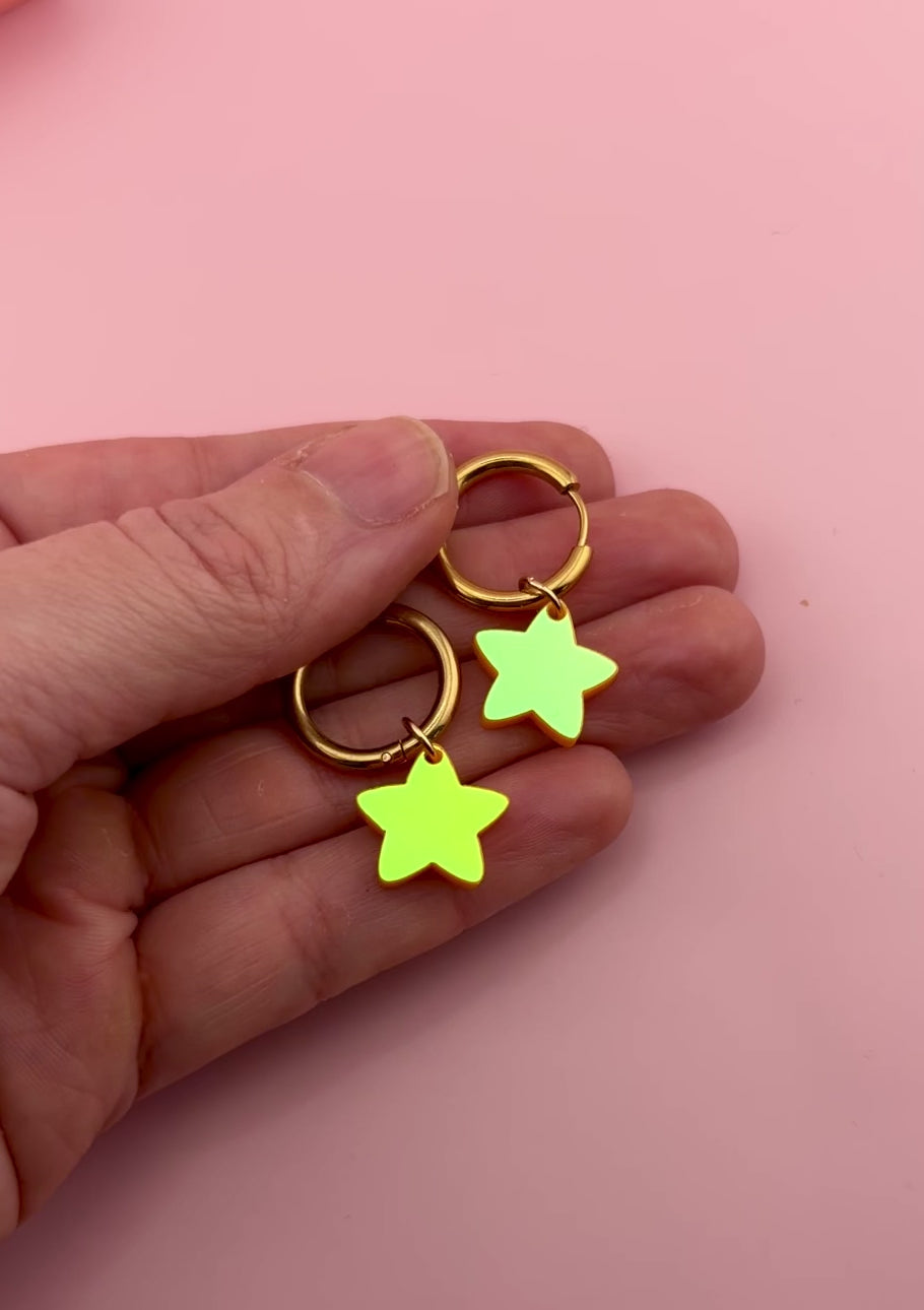 Goldene Creole mit leichtem Acrylstern in warm schimmerndem Gelbton