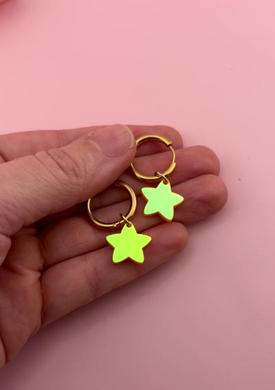 Goldene Creole mit leichtem Acrylstern in warm schimmerndem Gelbton