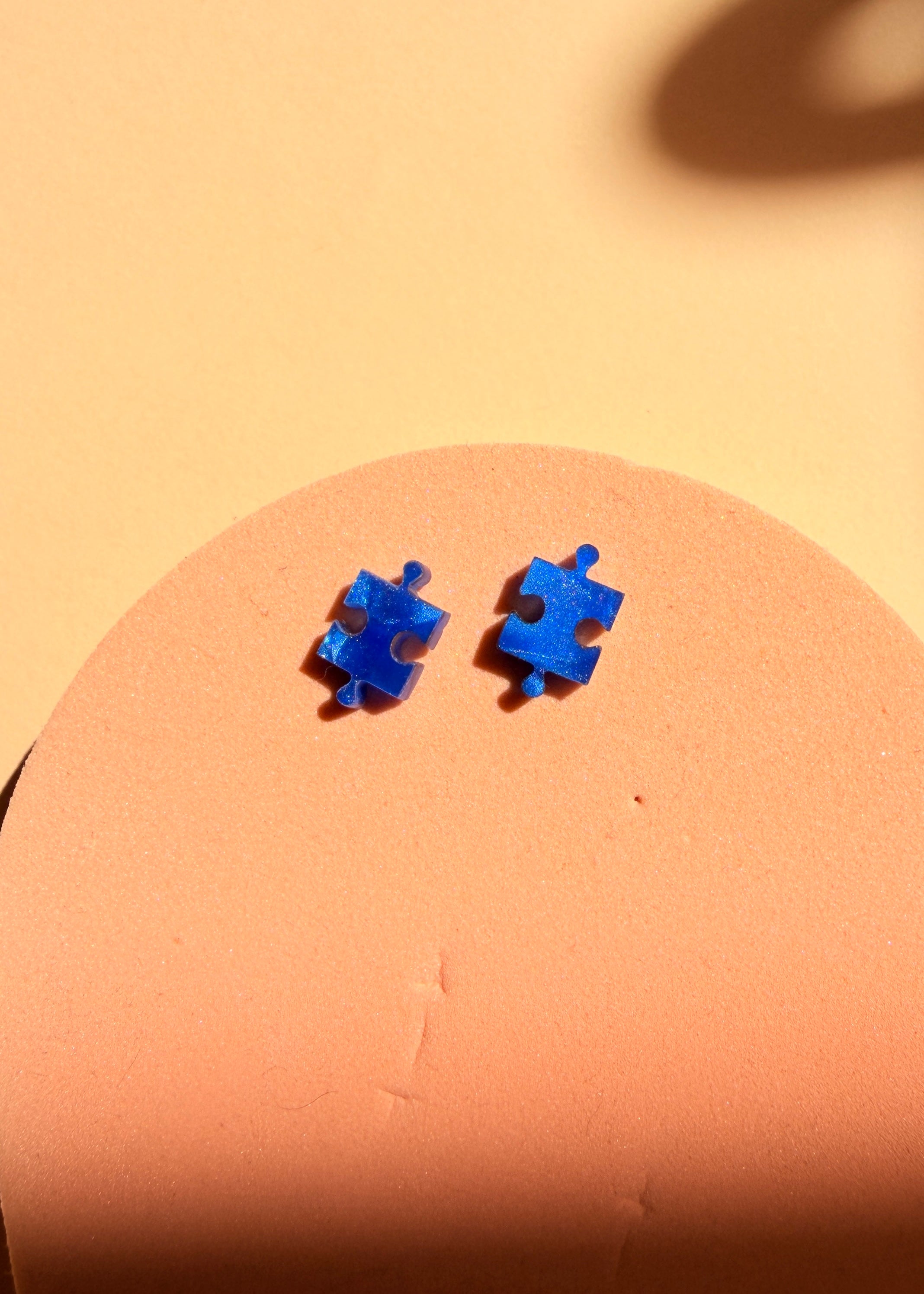 Ozeanblaue Puzzle Ohrstecker Paar in leuchtendem Blau aus Edelstahl und Acryl, Produktfoto
