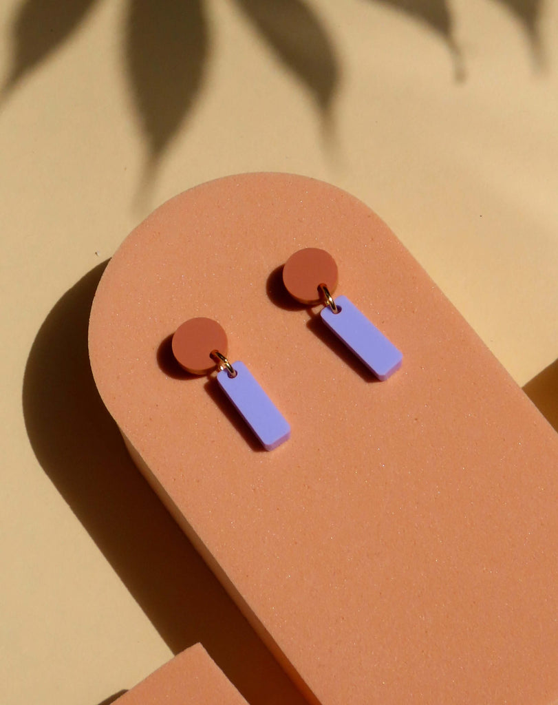 Mini Sticks Ohrstecker aus Acryl in Terracotta und Flieder mit Edelstahlstecker