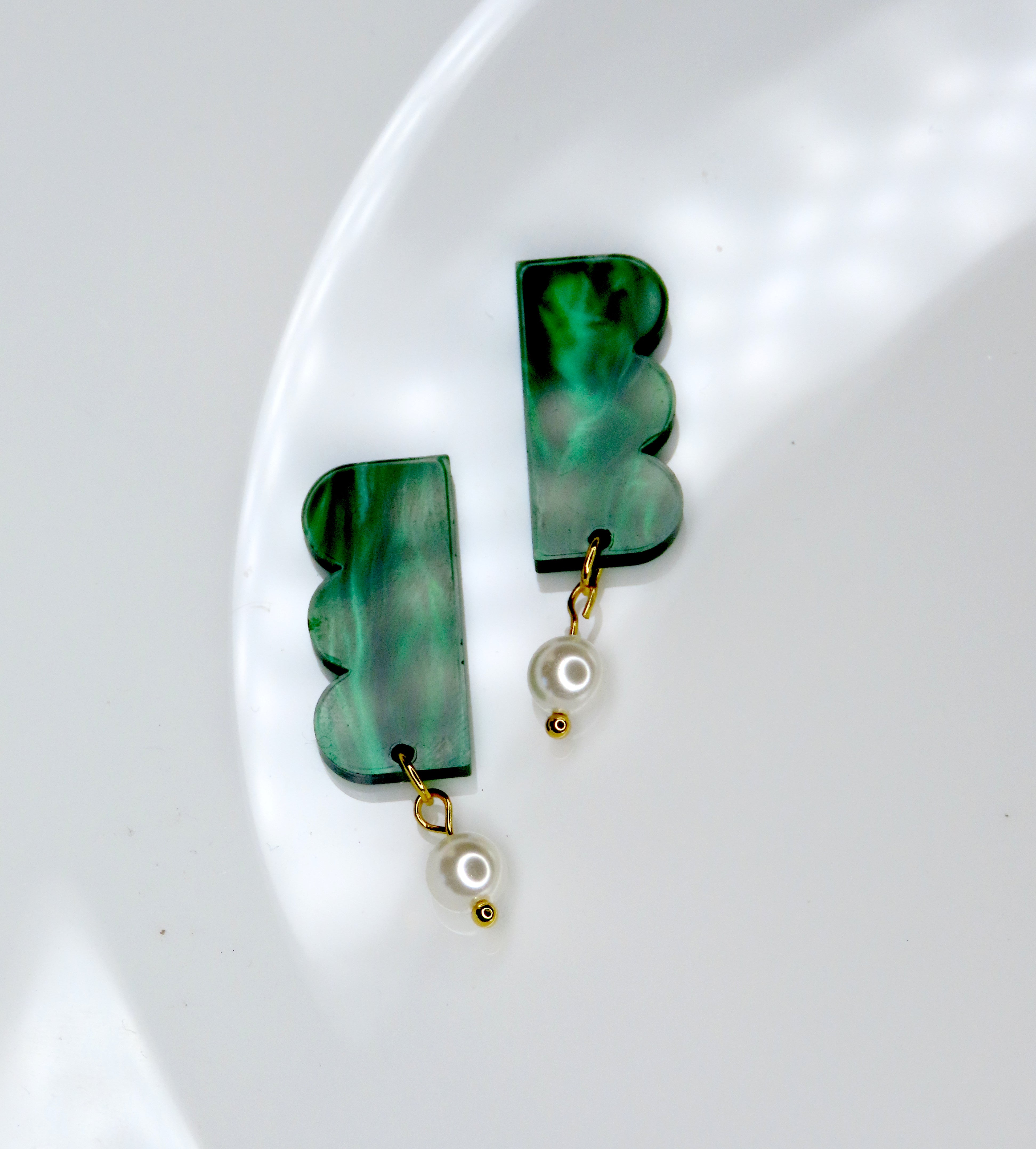 Handgemachte Ohrringe aus marmoriertem Acryl in Royal Green mit Edelstahlsteckern und Perlenanhänger