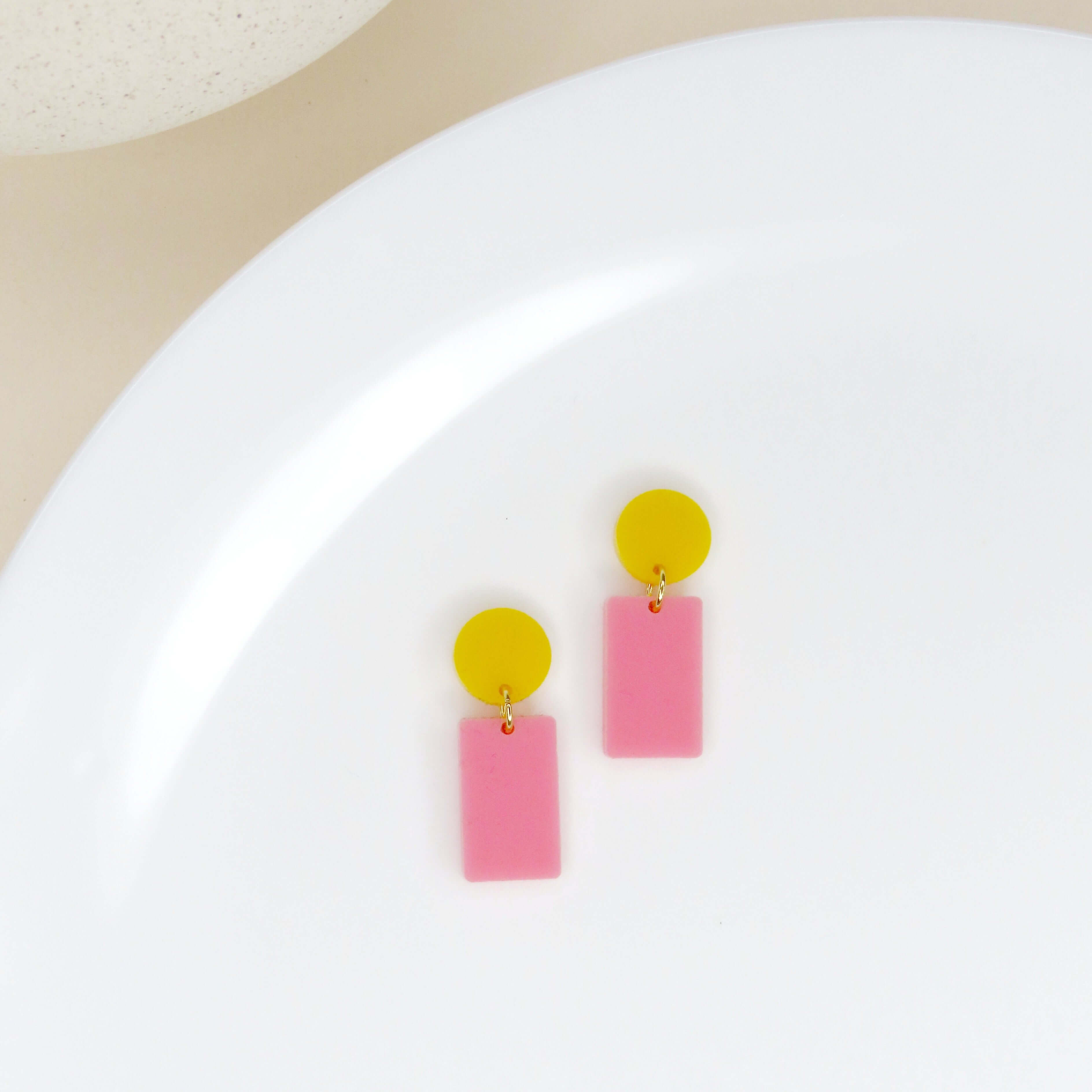 Statement-Ohrringe aus pinkem Rechteck und gelbem Kreis aus Acryl mit Edelstahlstecker