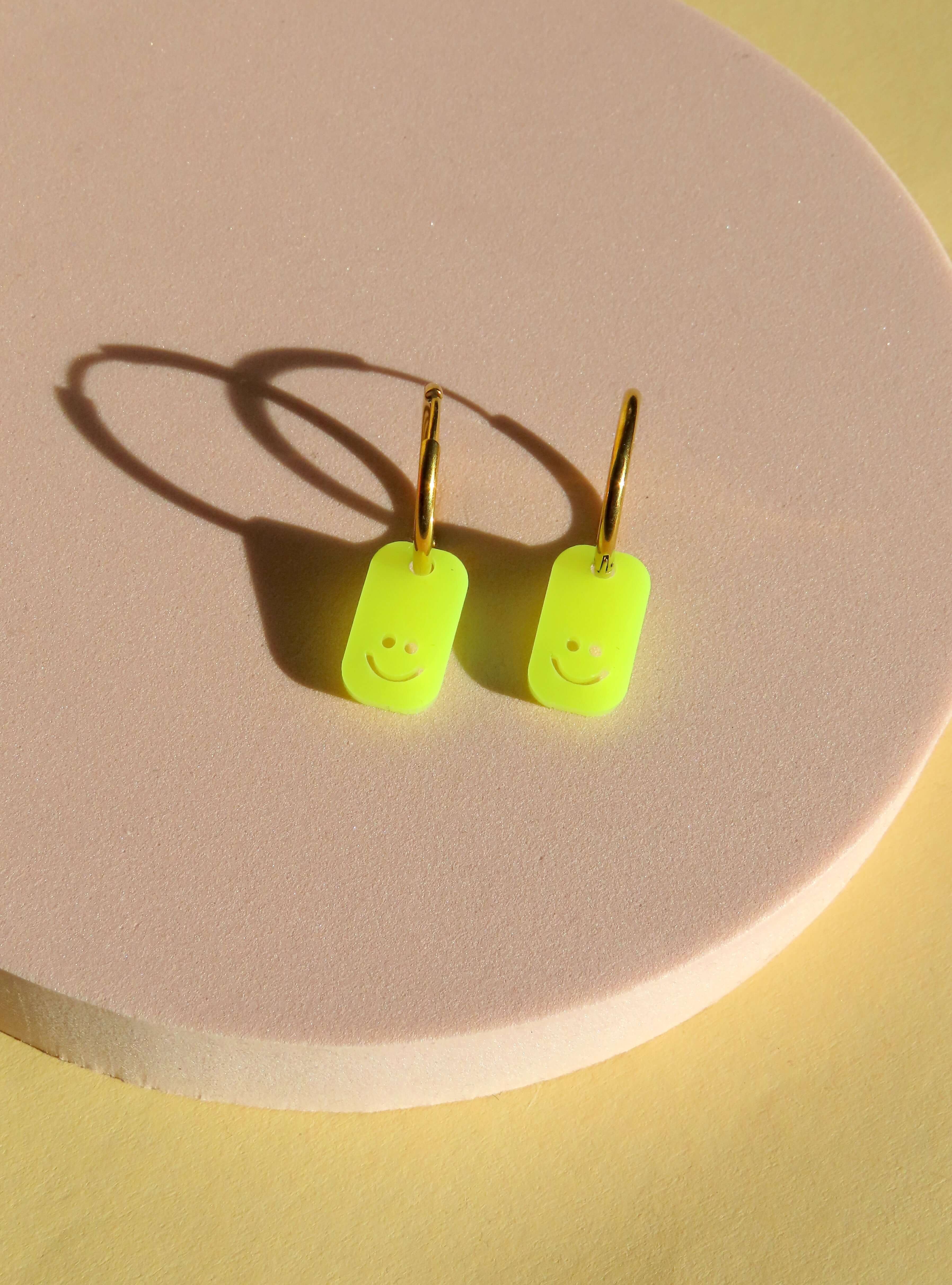 Leichte Creolen aus Edelstahl mit neon-grünem Rechteckanhänger aus Acryl mit Smiles Gesicht