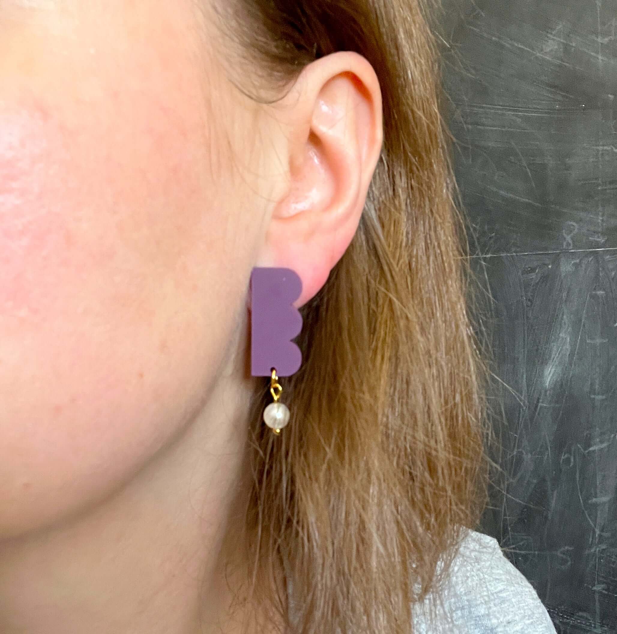 Handgefertigte Plum Acryl Ohrringe mit wellenförmiger Kante und kleiner weißer Kunststoff-Perle