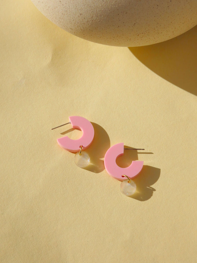 Moderne Ohrringe aus Acryl in Rosa mit rundem Perlweiß-Anhänger und Edelstahlstecker