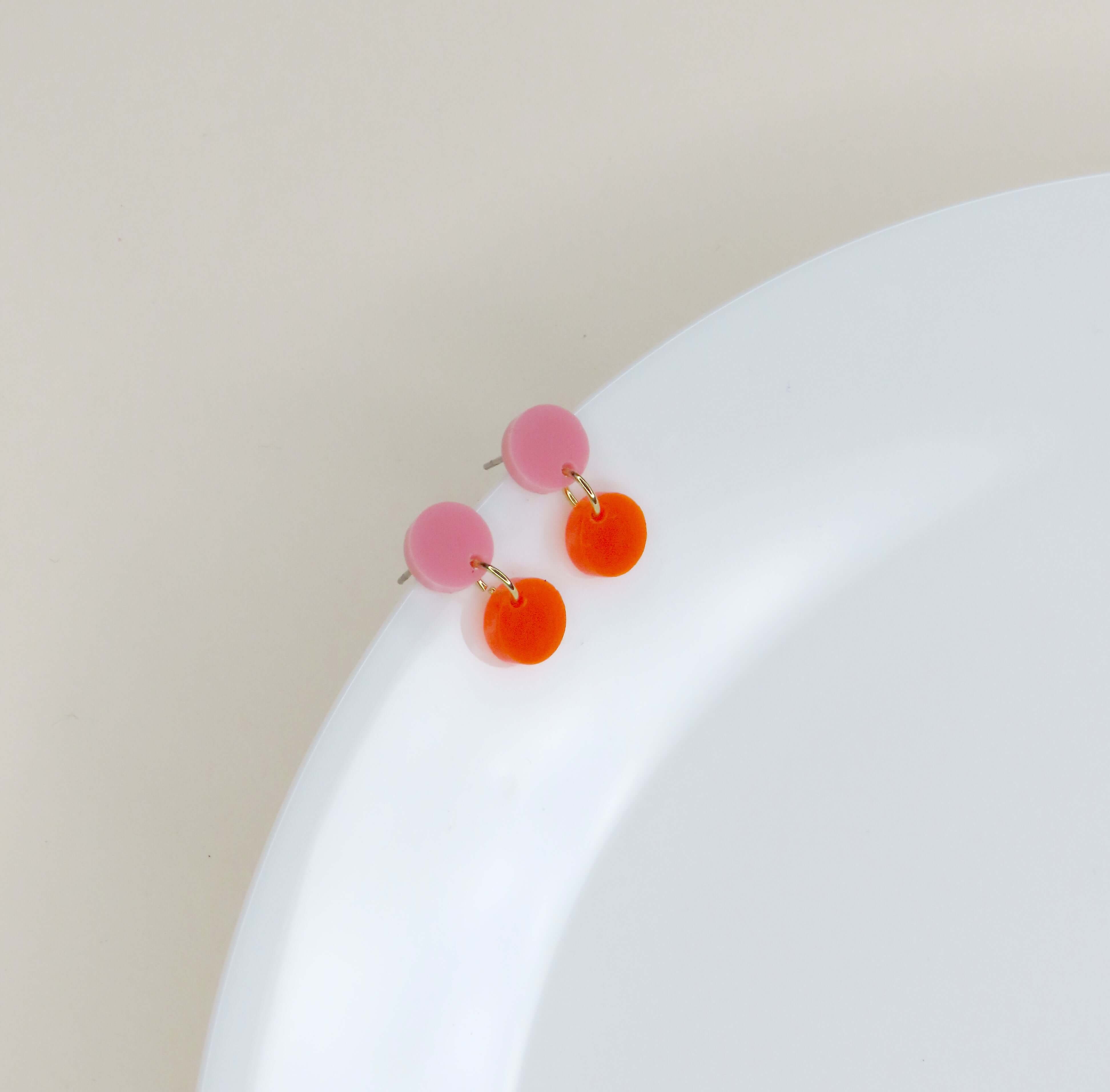 ohrringe mit oberen rosa-acryl-kreisen und unteren neonorange-acryl-rundanhängern, eelstahlstecker