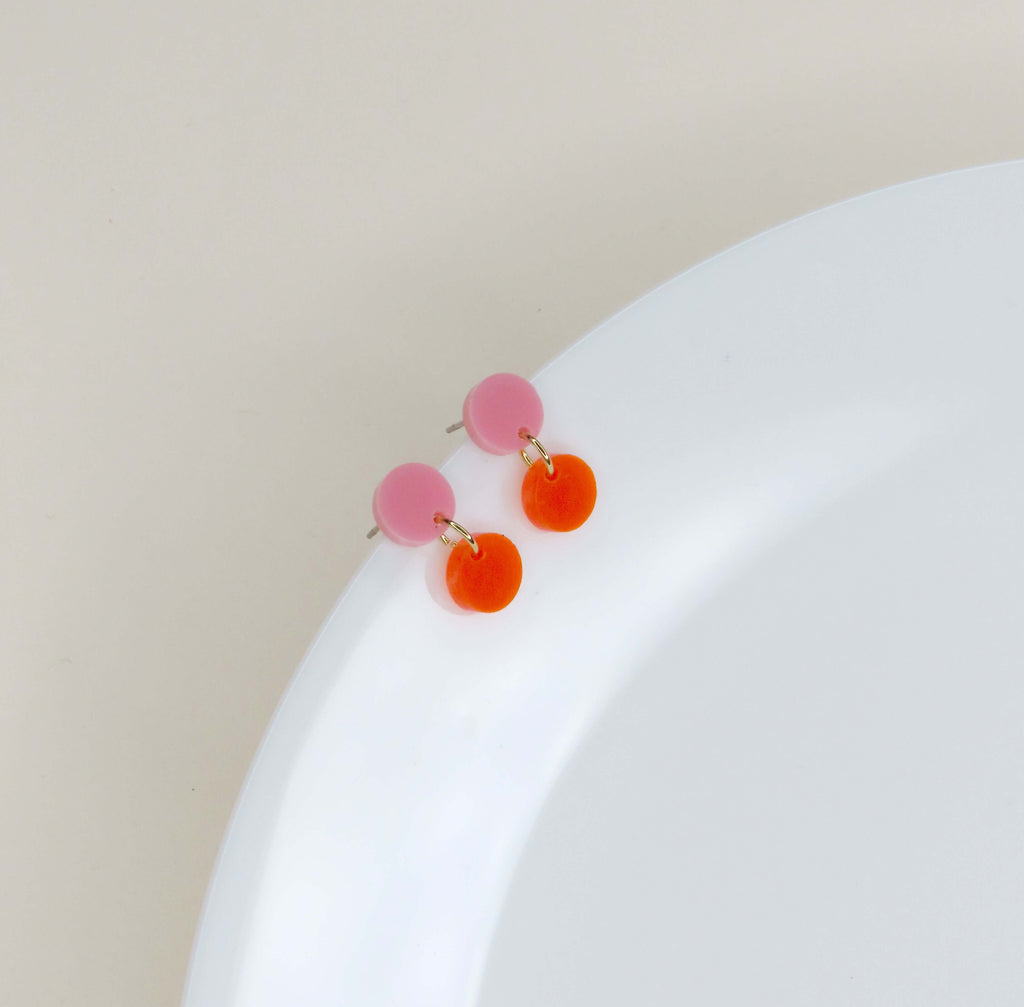 ohrringe mit oberen rosa-acryl-kreisen und unteren neonorange-acryl-rundanhängern, eelstahlstecker