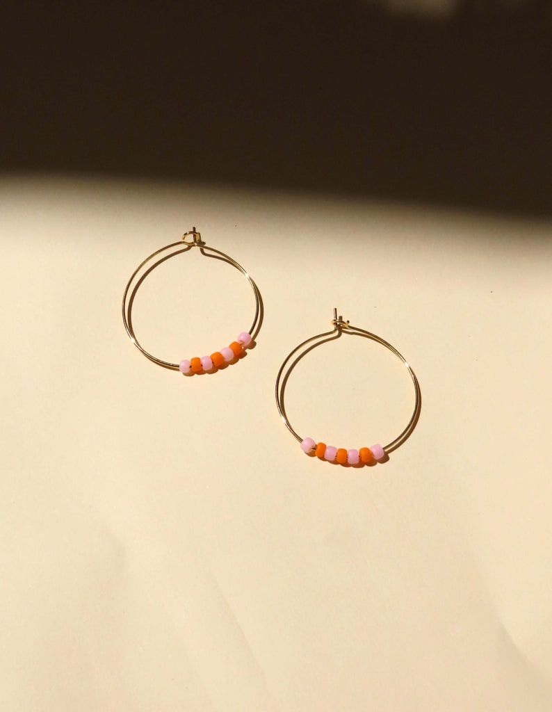 Handgemachte Creolen aus vergoldetem Edelstahl mit rosa und orangefarbenen Toho Seed Beads aus Glas