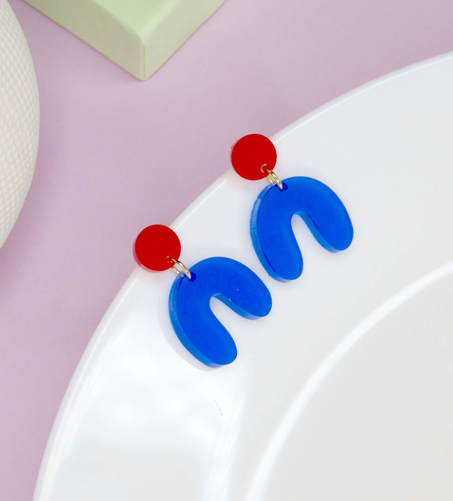 kleine acryl-ohrringe mit rotem runden oberteil und blauem arch-bogen