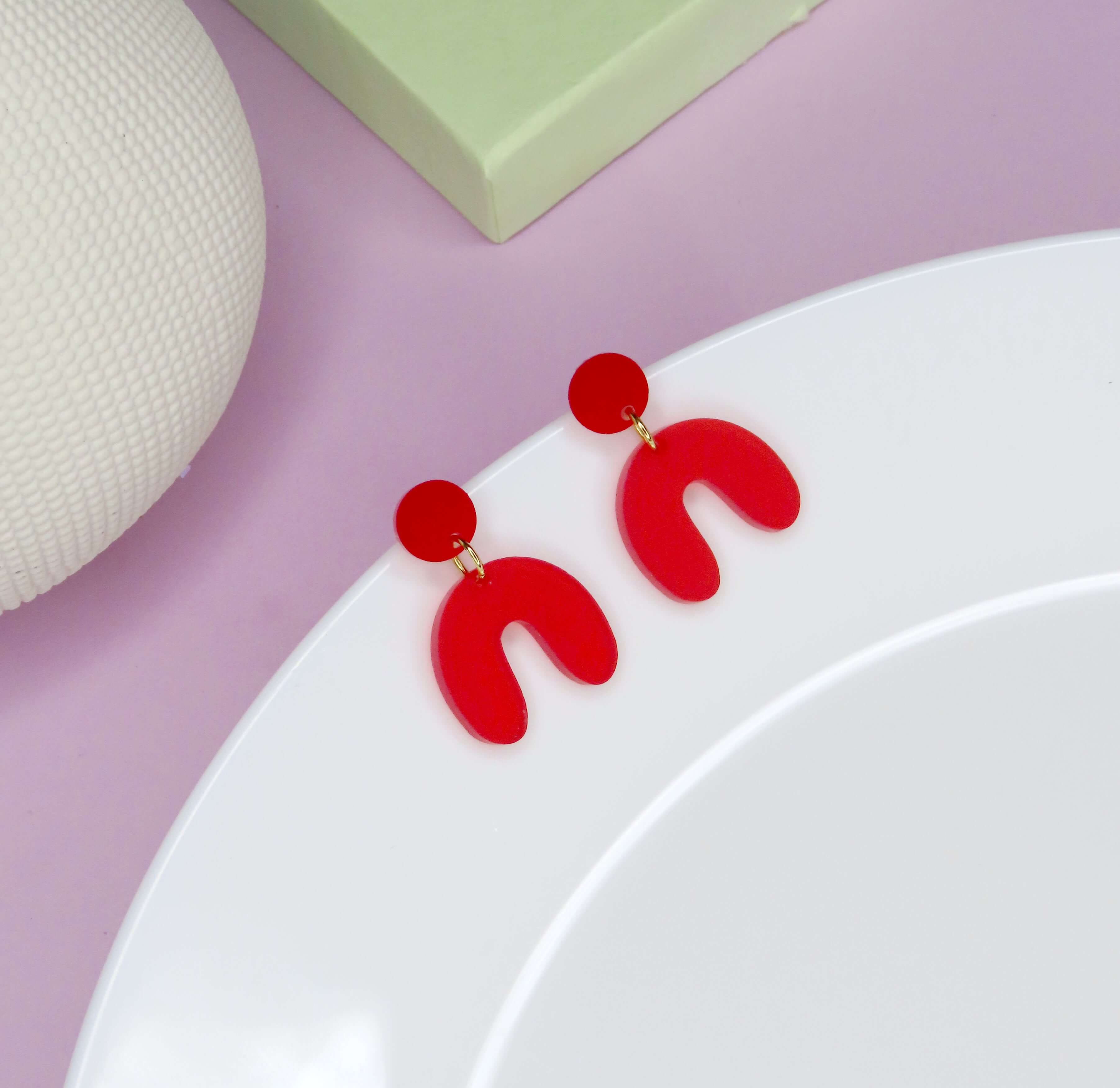 Handgemachte rote Acryl-Ohrringe mit vergoldetem Edelstahlstecker - Bogen-Kreis-Design