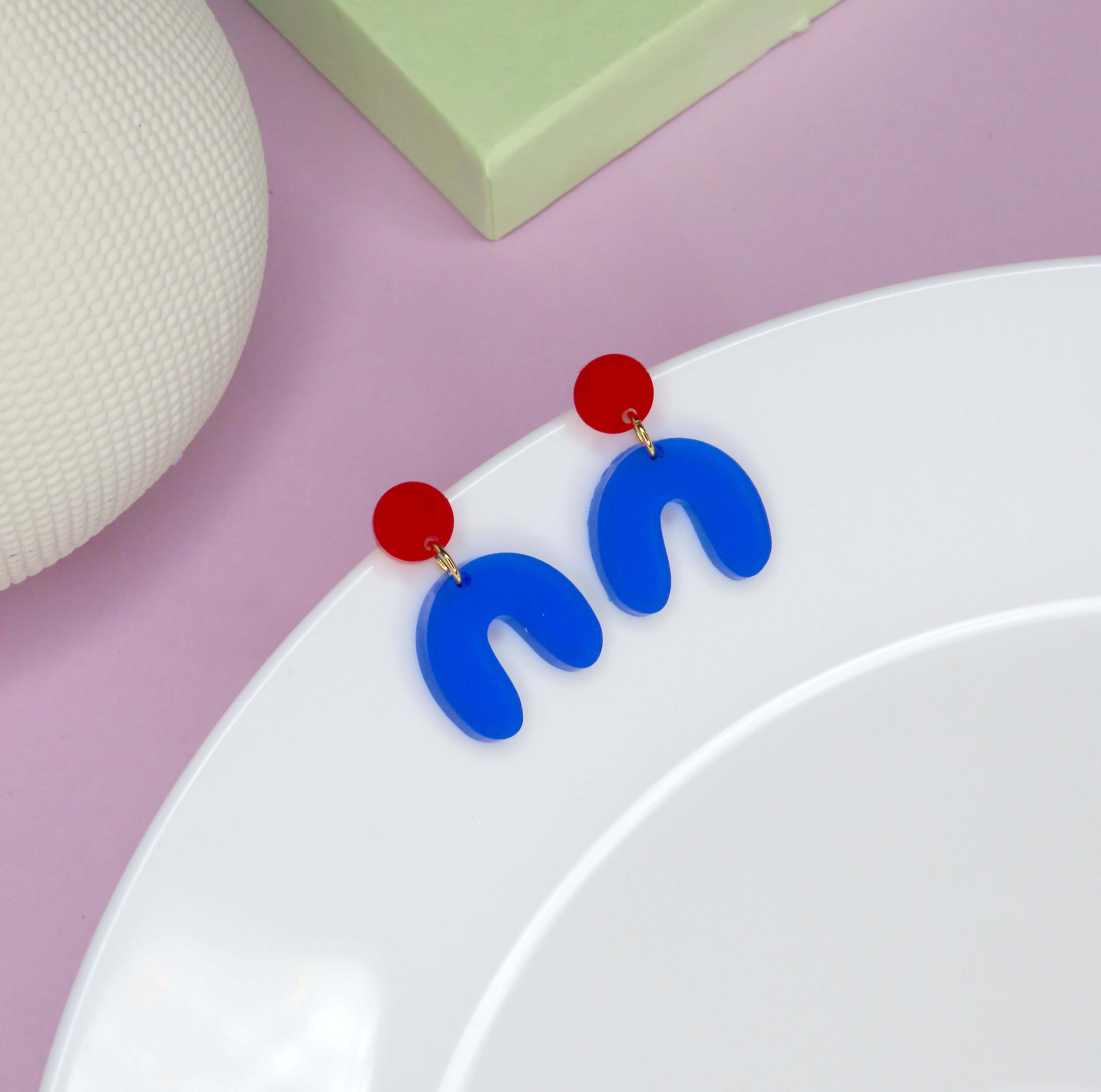rote runde stecker ohrringe mit tiefblauem acryl-arch