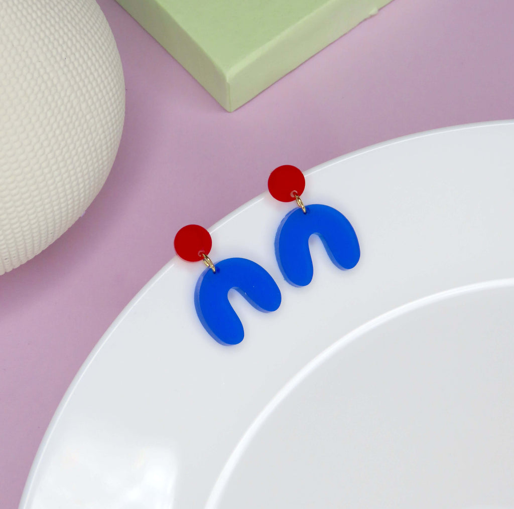 rote runde stecker ohrringe mit tiefblauem acryl-arch