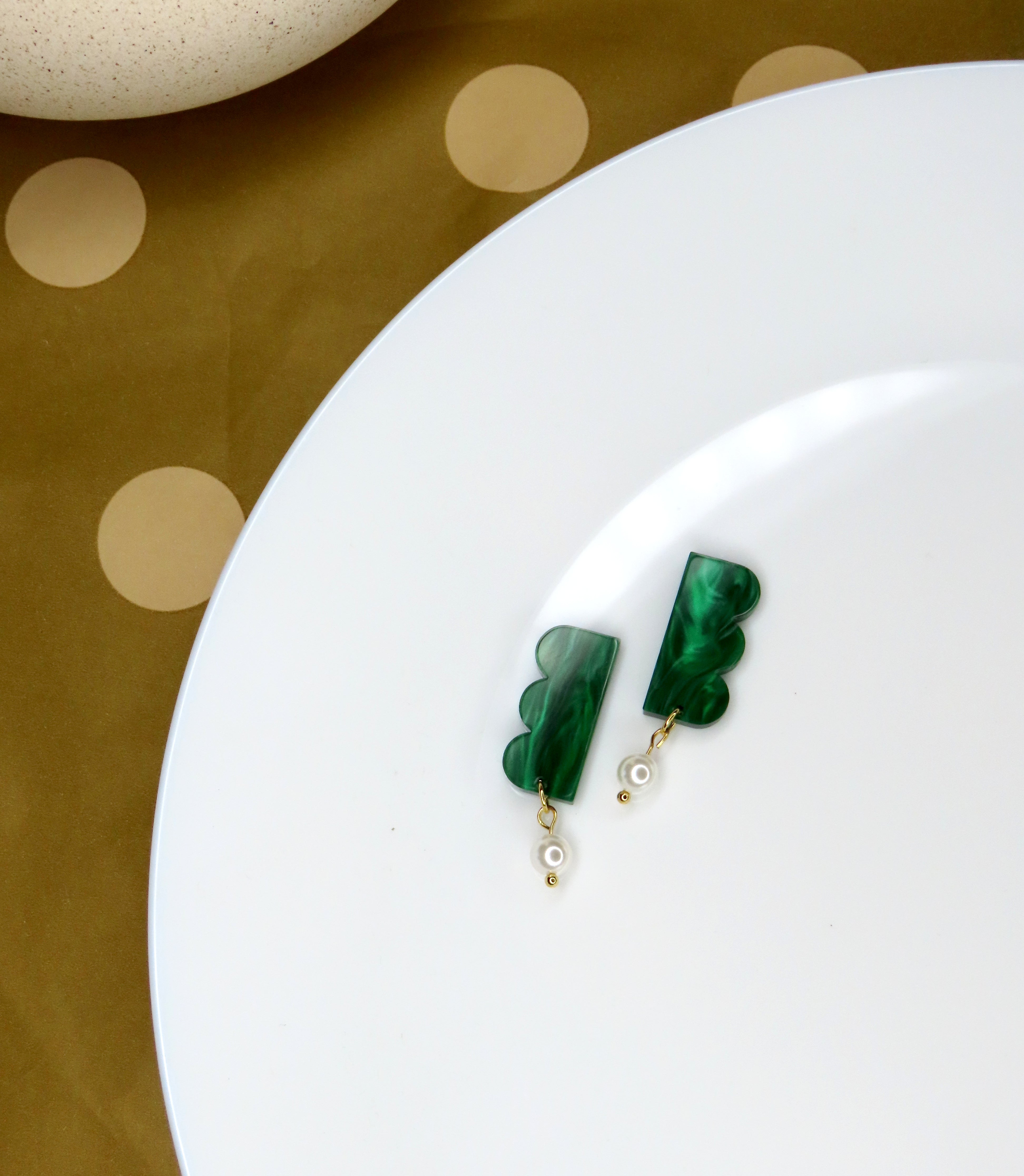 Längliche Acryl Ohrringe in Royal Green mit marmorierter Oberfläche und weißer Perle