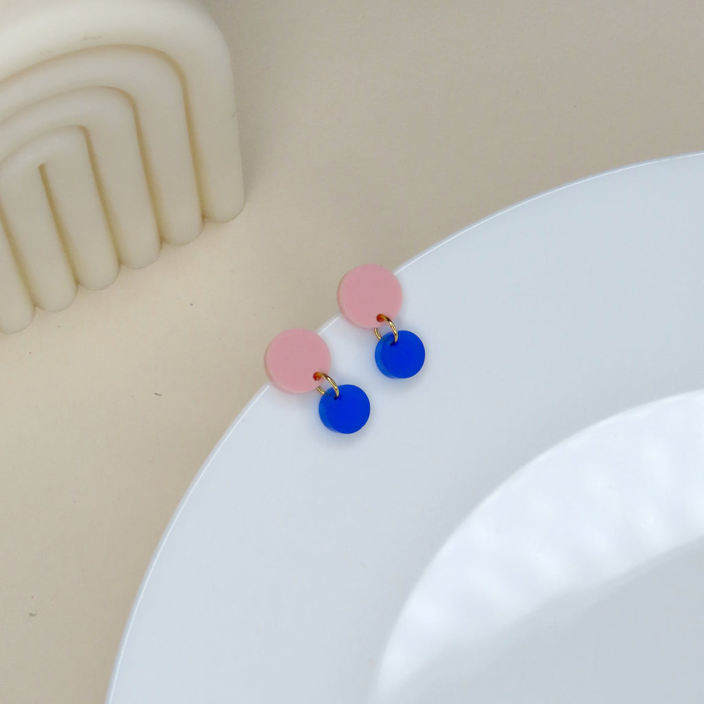 Zweifarbige Acryl-Ohrringe mit großen runden Kreisen in Hellrosa und Tiefblau