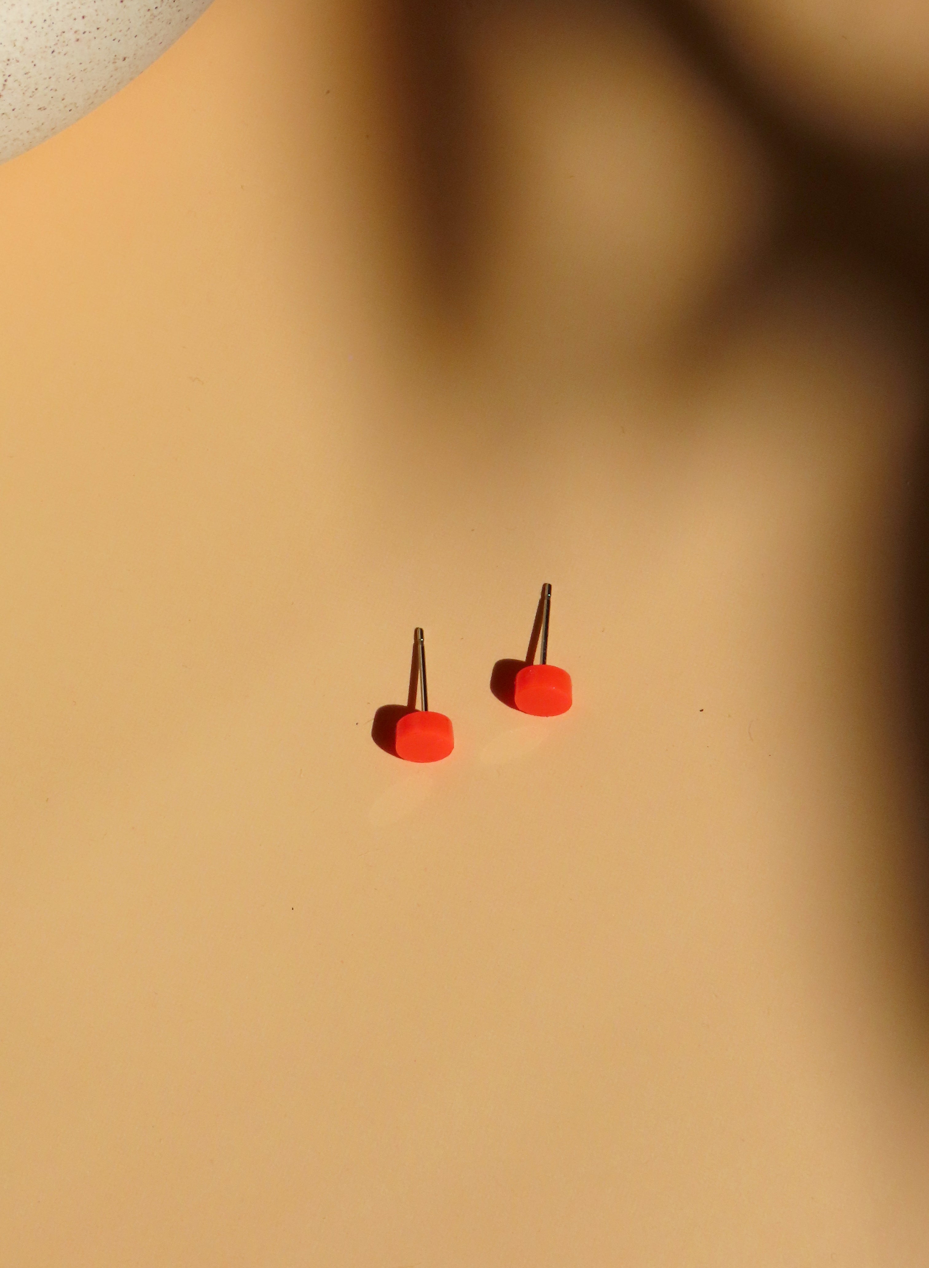 Kleine knallrote Punkt Ohrstecker aus Acryl mit runder Form und Edelstahlstecker