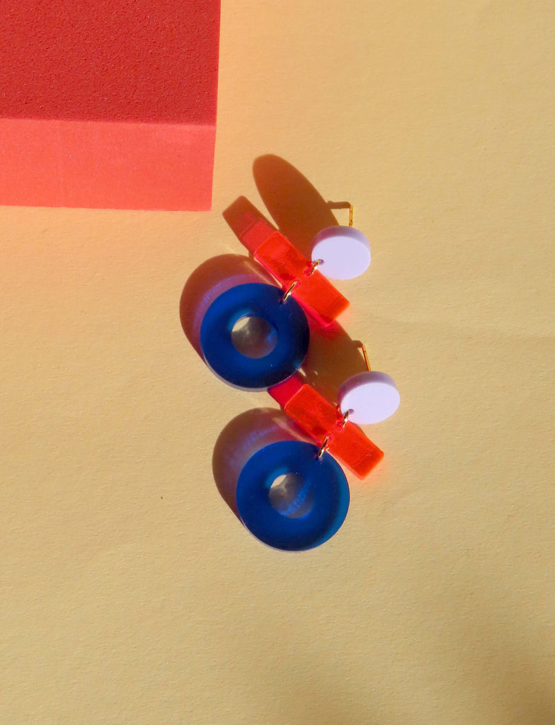Runde Ohrstecker in Flieder kombiniert mit rechteckigem Neonrot und großem blauem Kreisanhänger