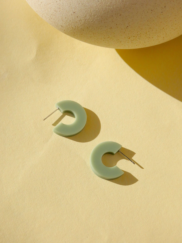 Minimalistische Creolen aus Acryl in sanftem Khaki mit runder Öffnung