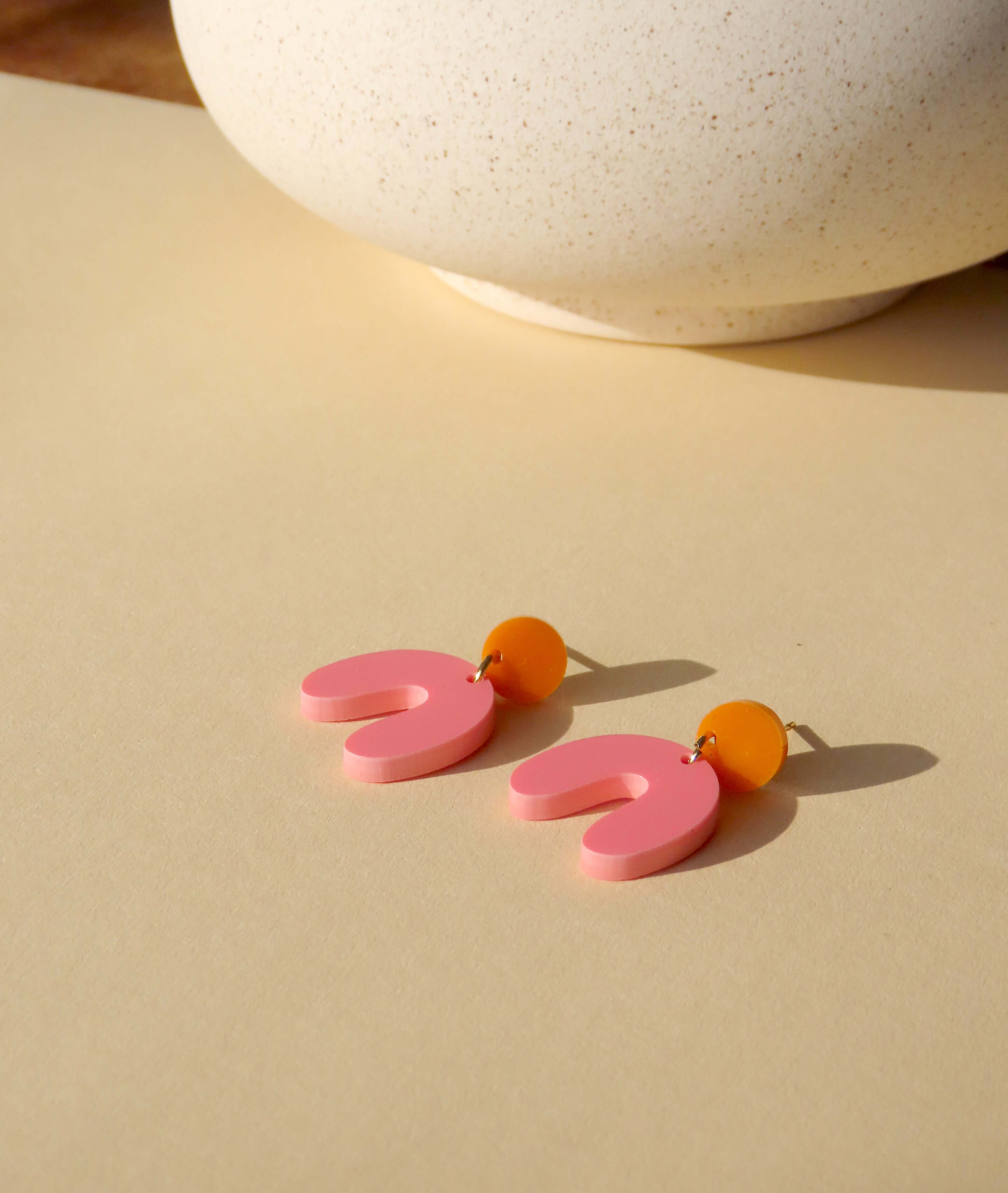 Leichte  Acryl Ohrstecker mit Edelstahl mit rundem Element in Orangegelb und geschwungenem Rosa Anhänger