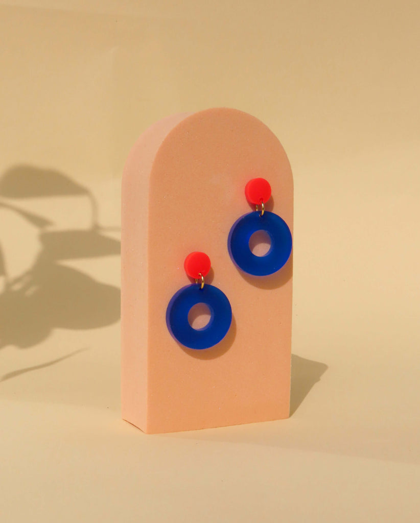 Geometrische Ohrstecker in Kontrastfarben Rot und Blau aus Acryl und Edelstahl