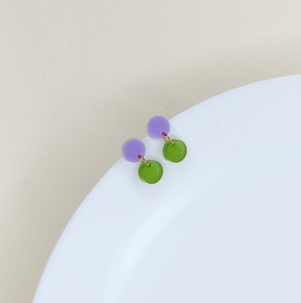 Zweifarbige Dotty Ohrringe aus glänzendem Acryl in Flieder und Olivgrün mit Edelstahlsteckern