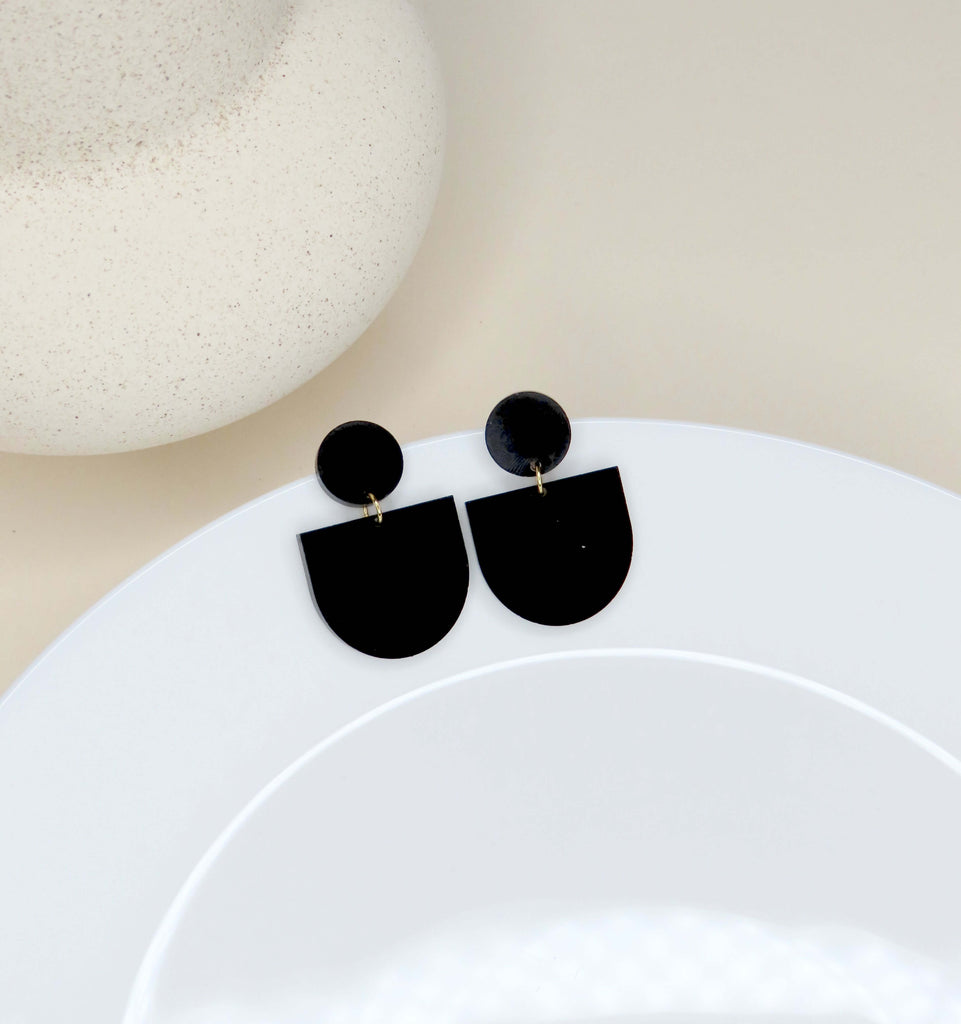 Minimalistische schwarze Ohrringe in geometrischer Form aus Acryl, bestehend aus Kreis und Halbkreis