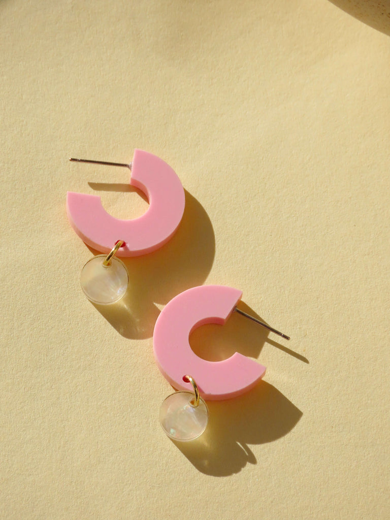 Handgefertigte Creolen in Rosa mit offenem Kreisdesign und schimmerndem Perlweiß-Detail