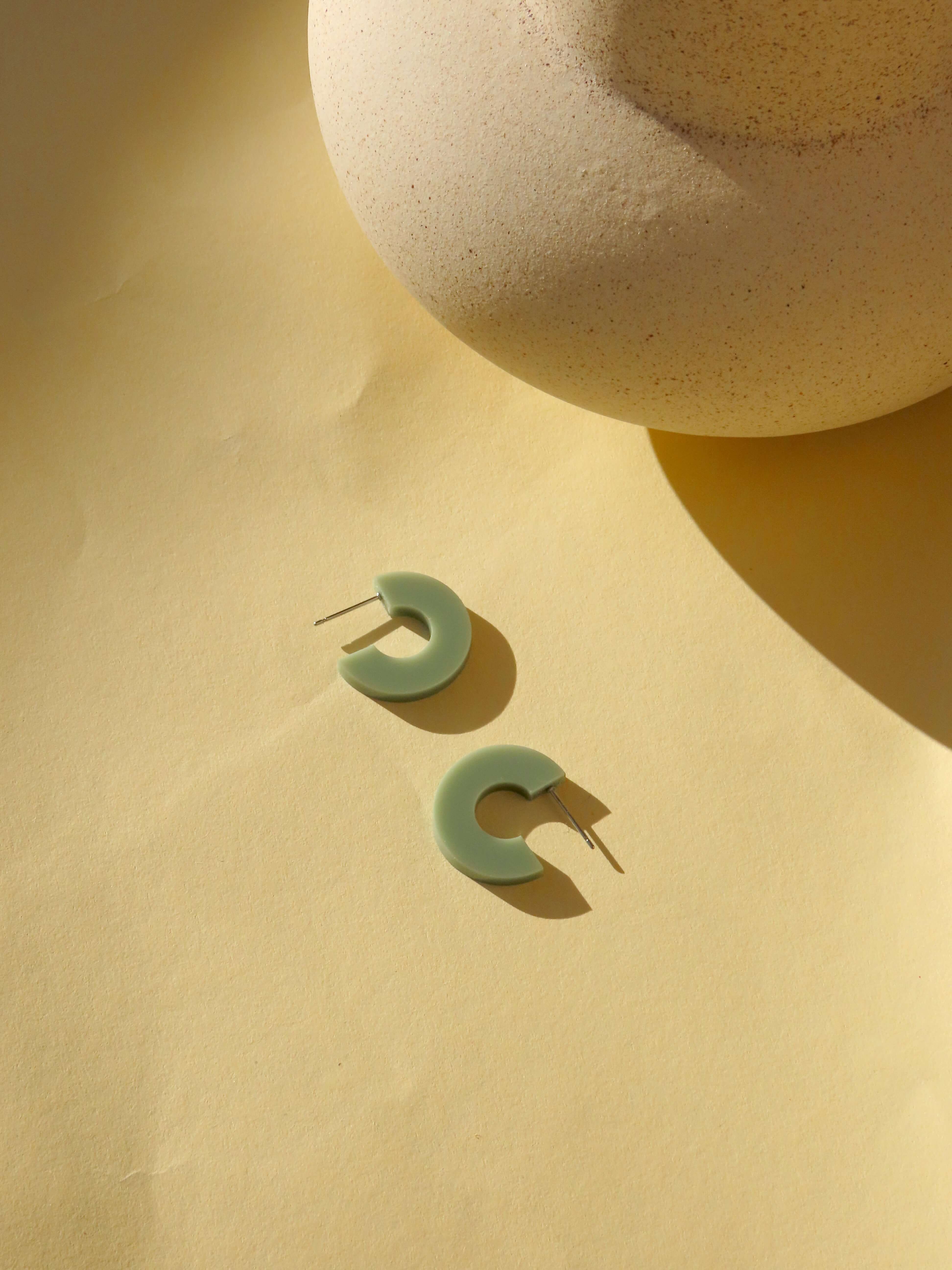Khakifarbene Acryl-Creolen in klarer Kreisform mit Edelstahlstecker