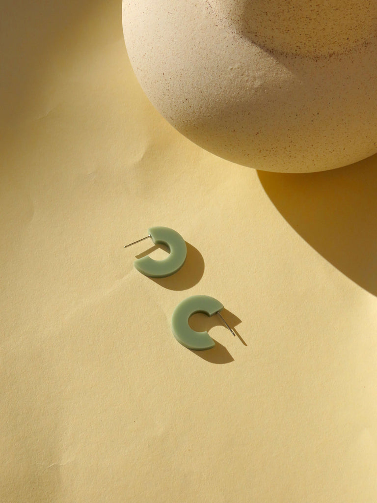 Khakifarbene Acryl-Creolen in klarer Kreisform mit Edelstahlstecker