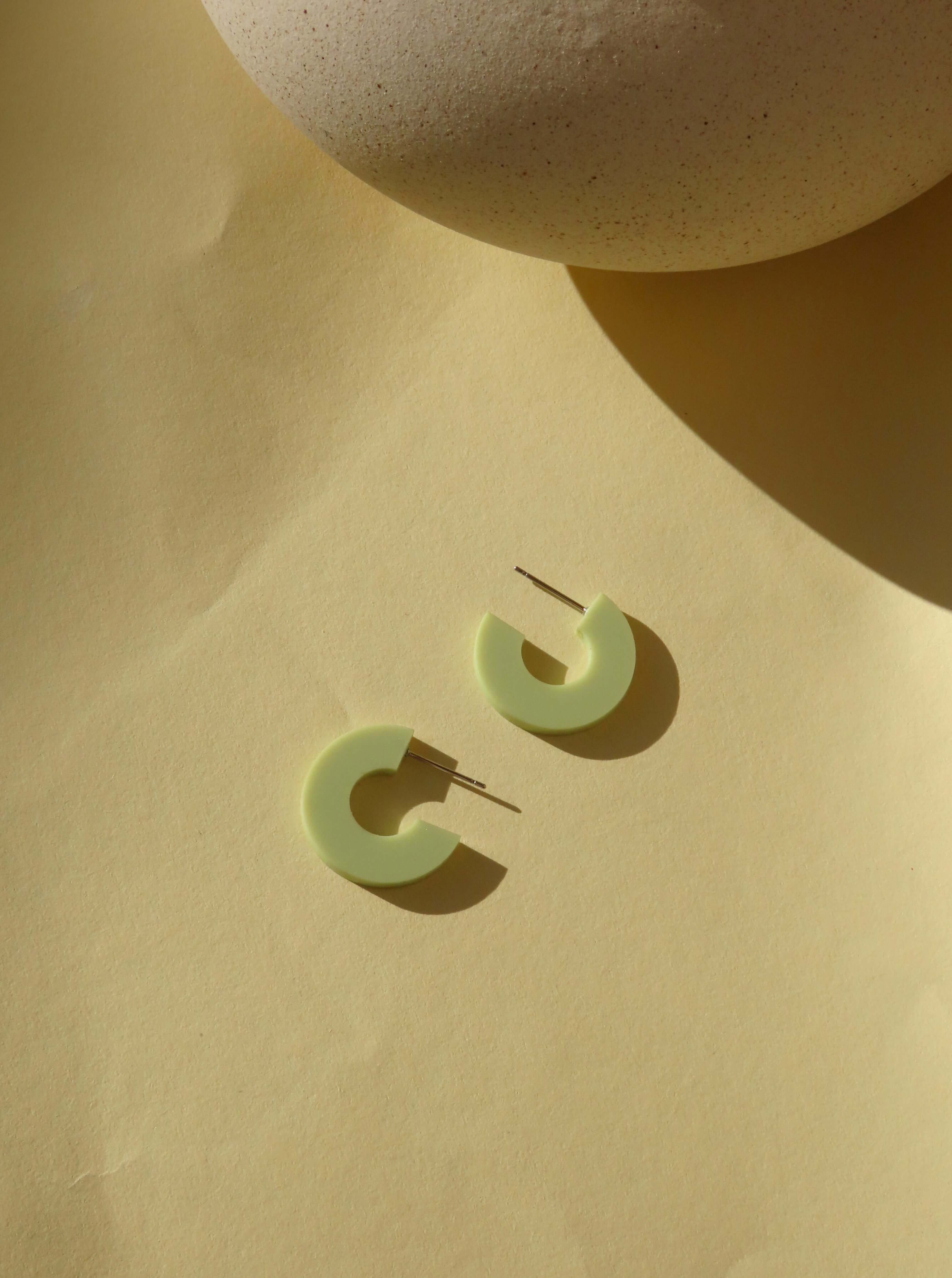 Offene Creolen aus pastell-lime Acryl mit Edelstahlstecker, runde Form mit Spalt