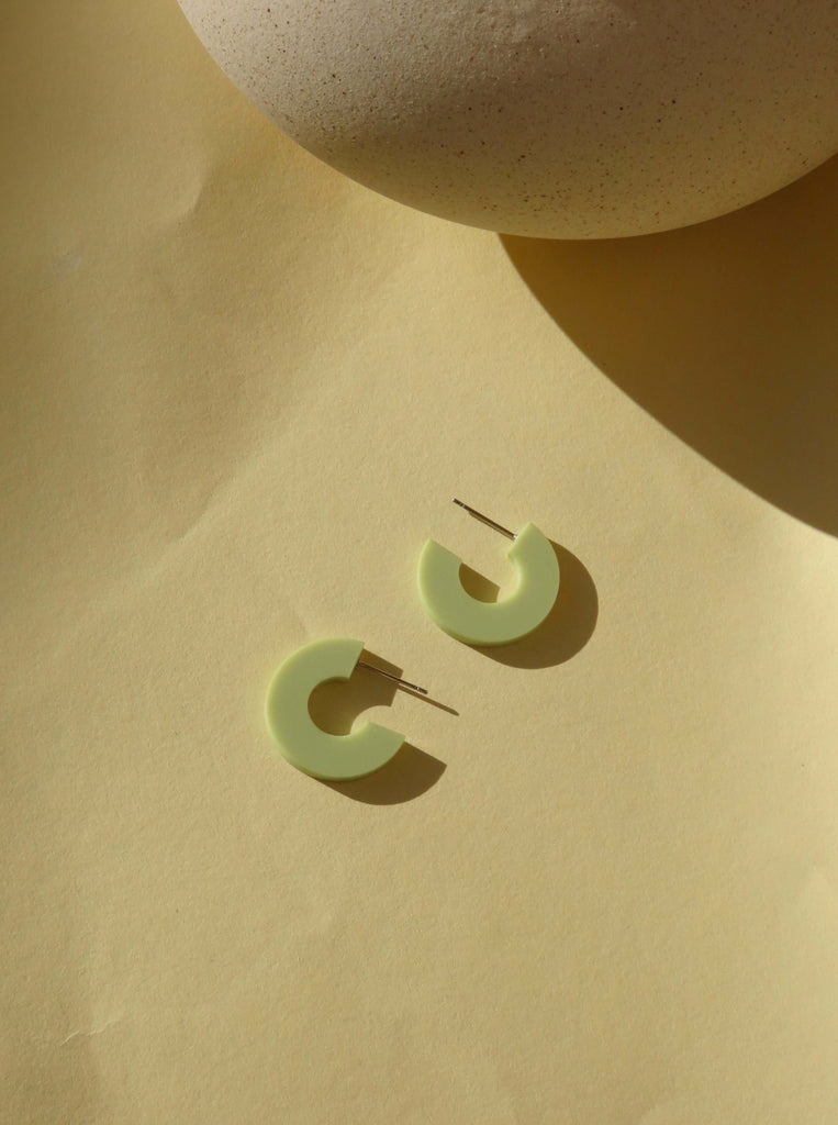 Offene Creolen aus pastell-lime Acryl mit Edelstahlstecker, runde Form mit Spalt