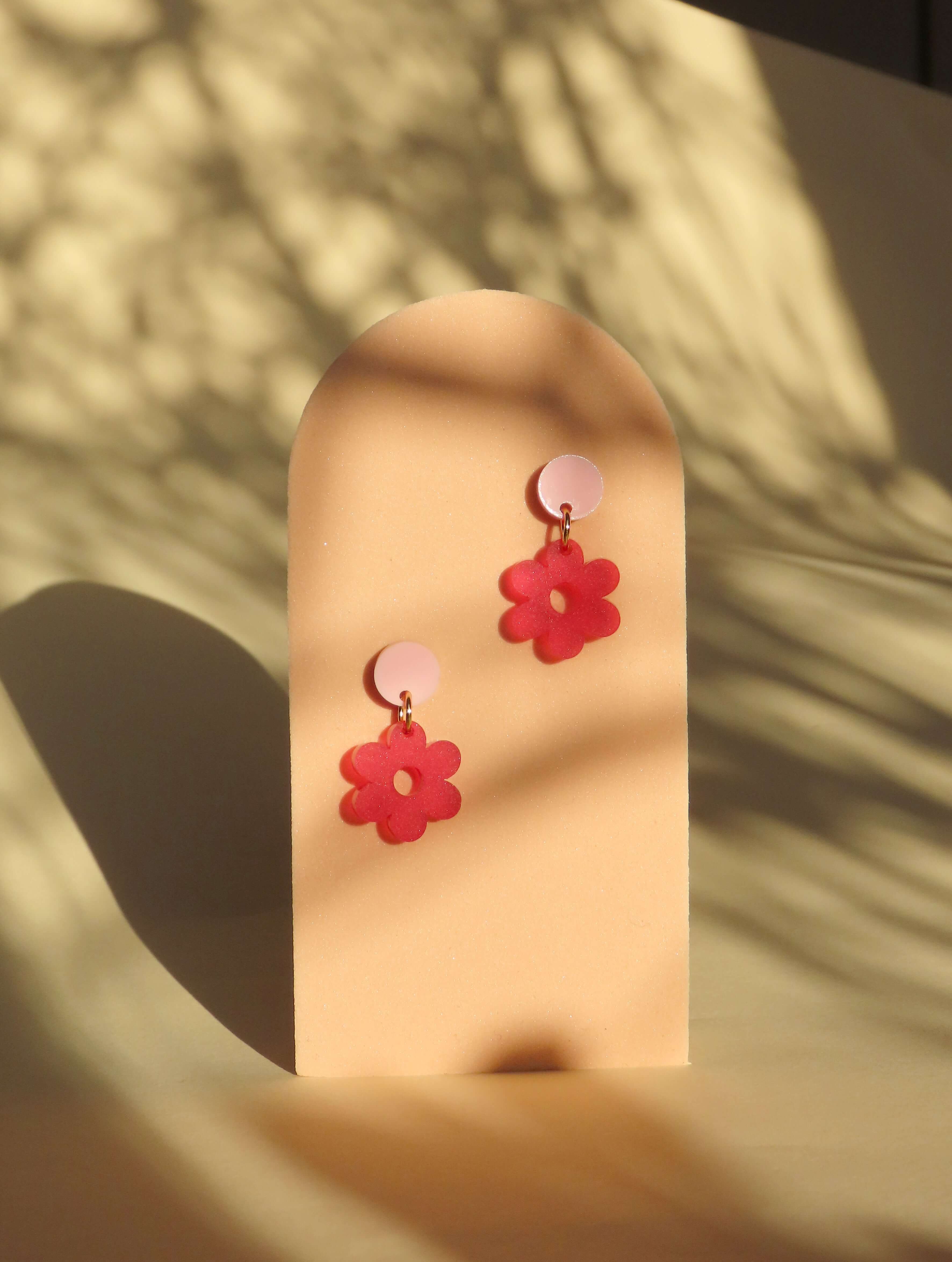 Acryl Ohrringe in Rosa mit roten Blumenanhängern und Edelstahlsteckern