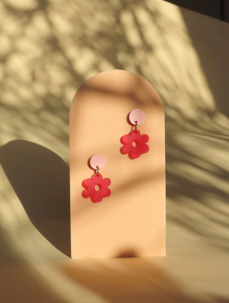 Acryl Ohrringe in Rosa mit roten Blumenanhängern und Edelstahlsteckern