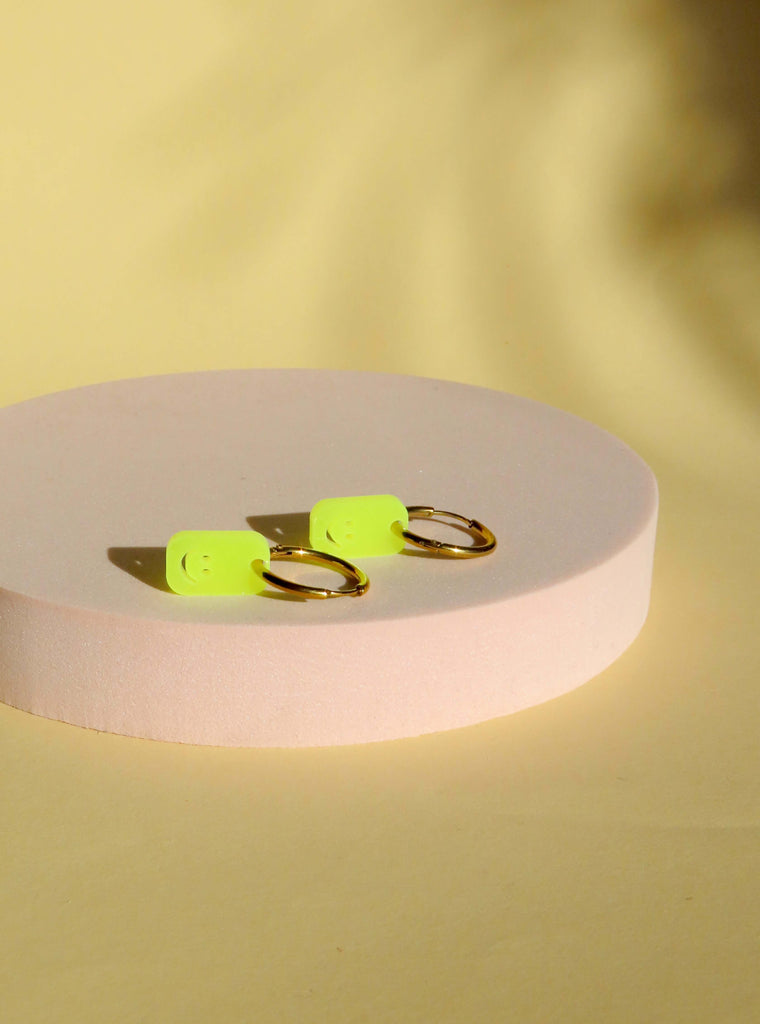 Neon-grüne Acryl Smiles Anhänger an goldfarbenen Edelstahl Creolen, rechteckige Form