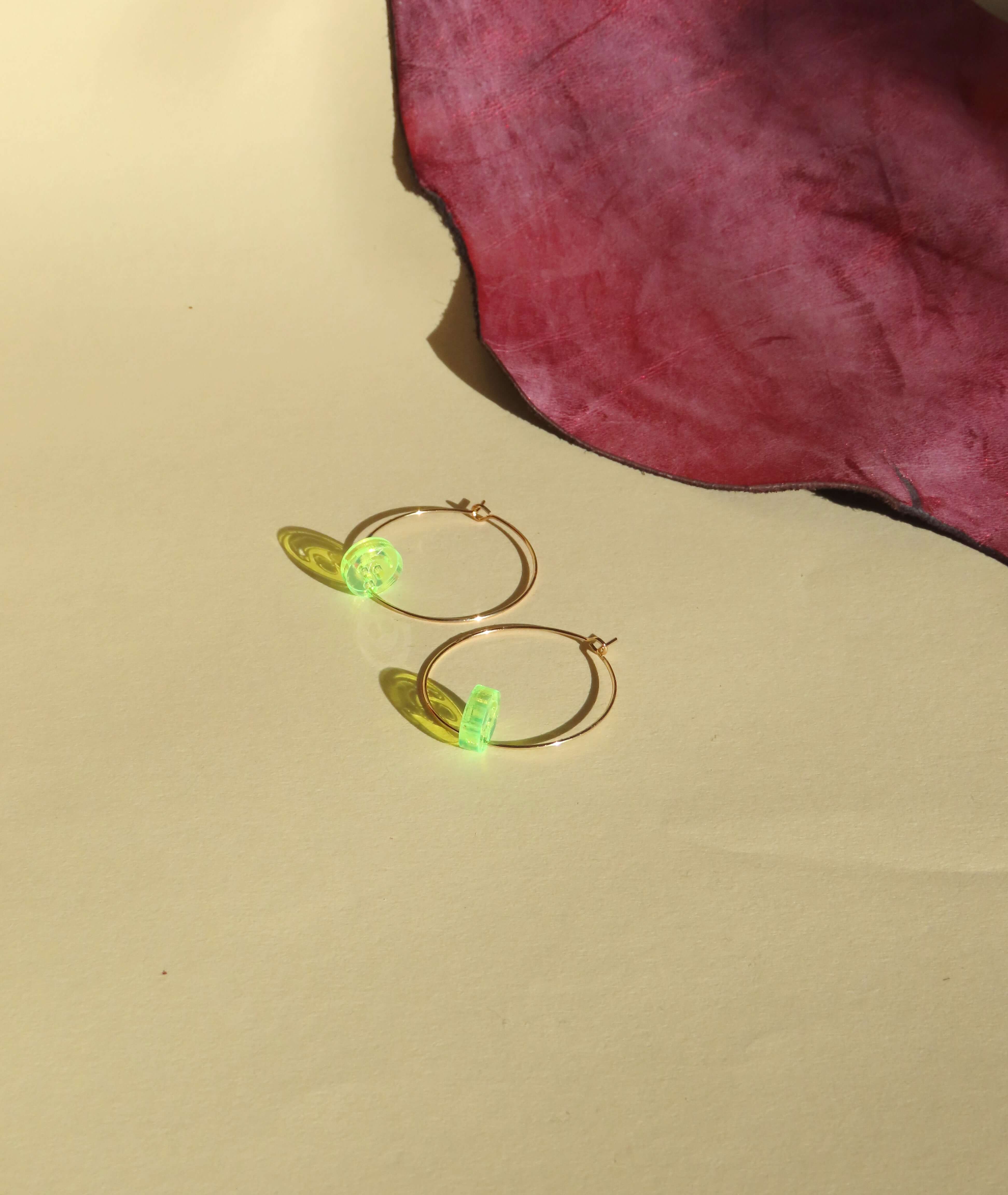 Neon-gelbe transparente Smiley-Ohrringe aus Acryl an Edelstahl-Creolen