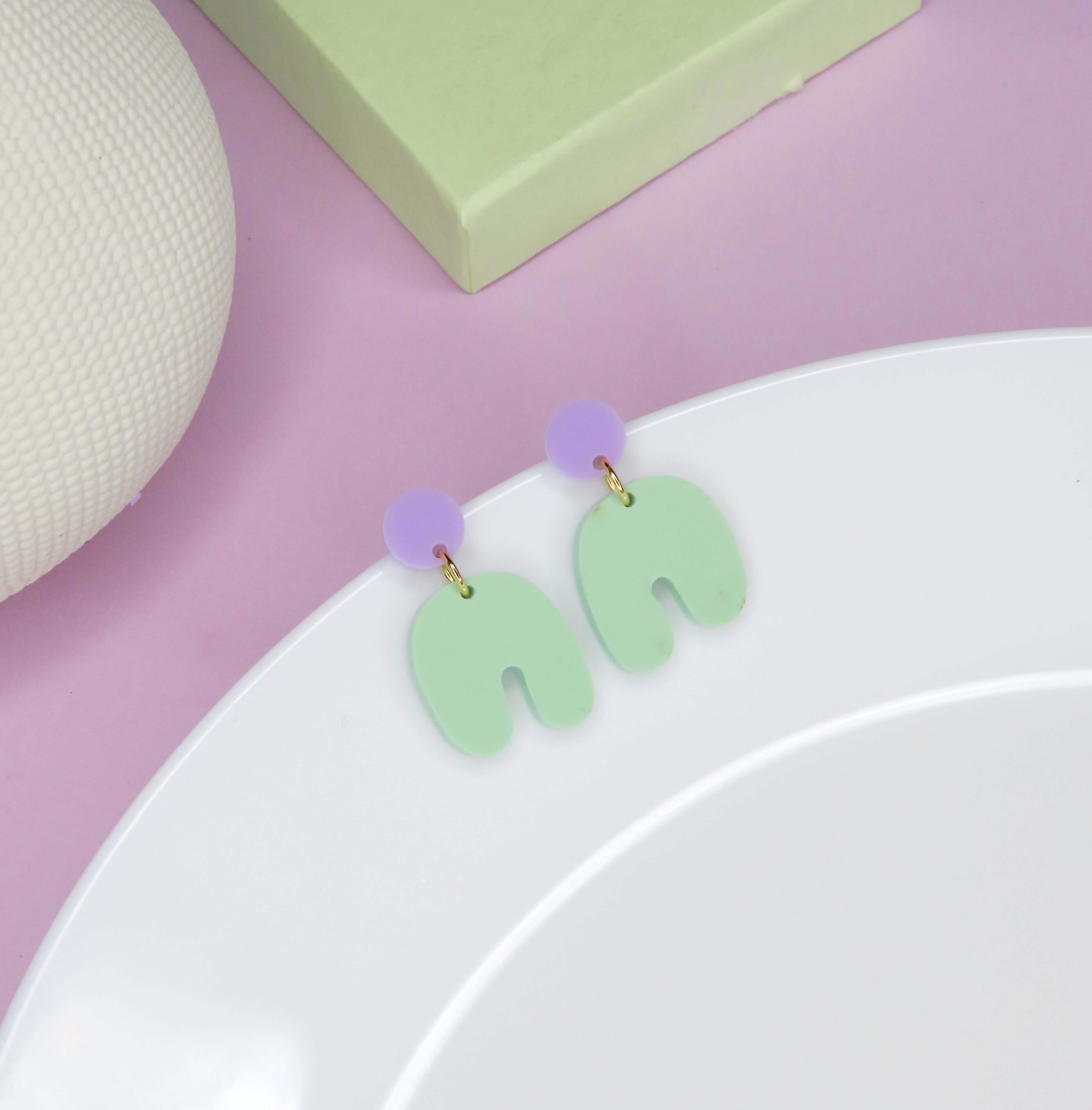 Kleine Squishy Arch Ohrringe aus Acryl mit rundem Stecker in Flieder und bogenförmigem Anhänger in Hellgrün