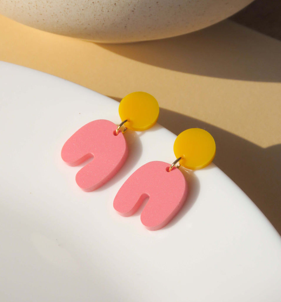 Moderne Acryl Ohrstecker mit rundem gelbem Kreis und pinkem Squishy Arch Anhänger