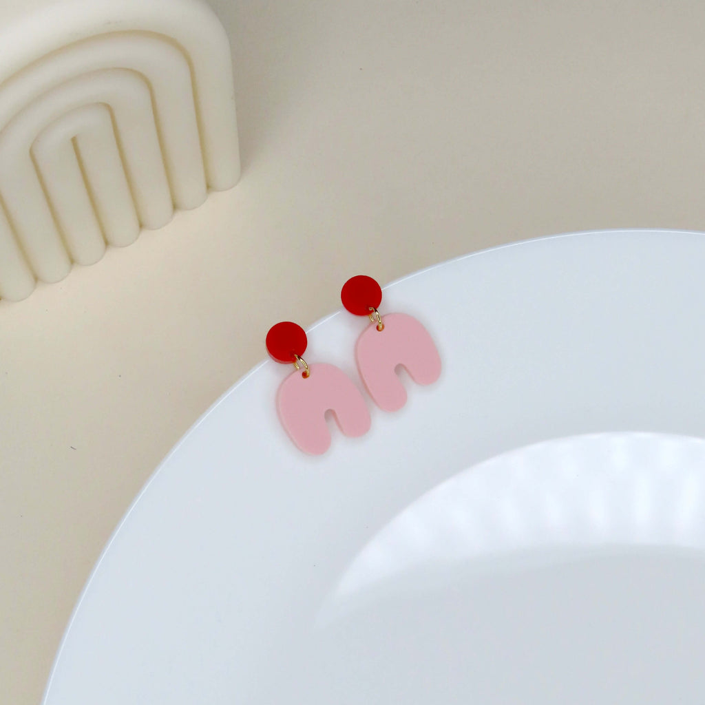 Kleine Squishy Arch Ohrringe aus Acryl in Rot und Hellrosa mit runder Steckerform und bogenförmigem Anhänger